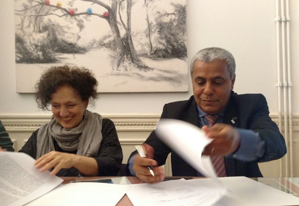Vice-reitora da UNA, Diana Piazza, com o reitor do IFG, Jerônimo Rodrigues da Silva, no momento de formalização da pareceria entre as instituições 