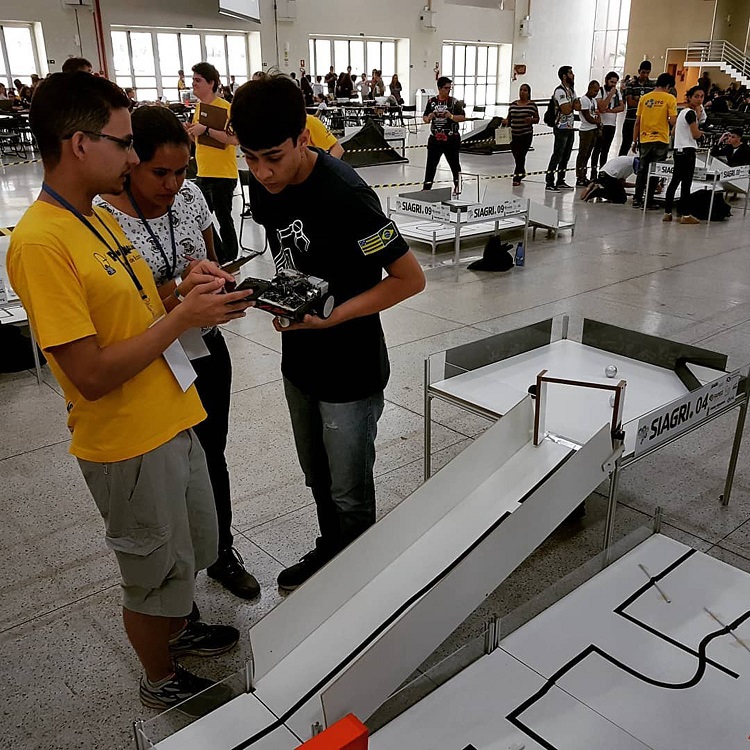Joiro Gomes confere instruções durante a OBR 2018, etapa estadual Joiro Gomes confere instruções durante a OBR 2018, etapa estadual