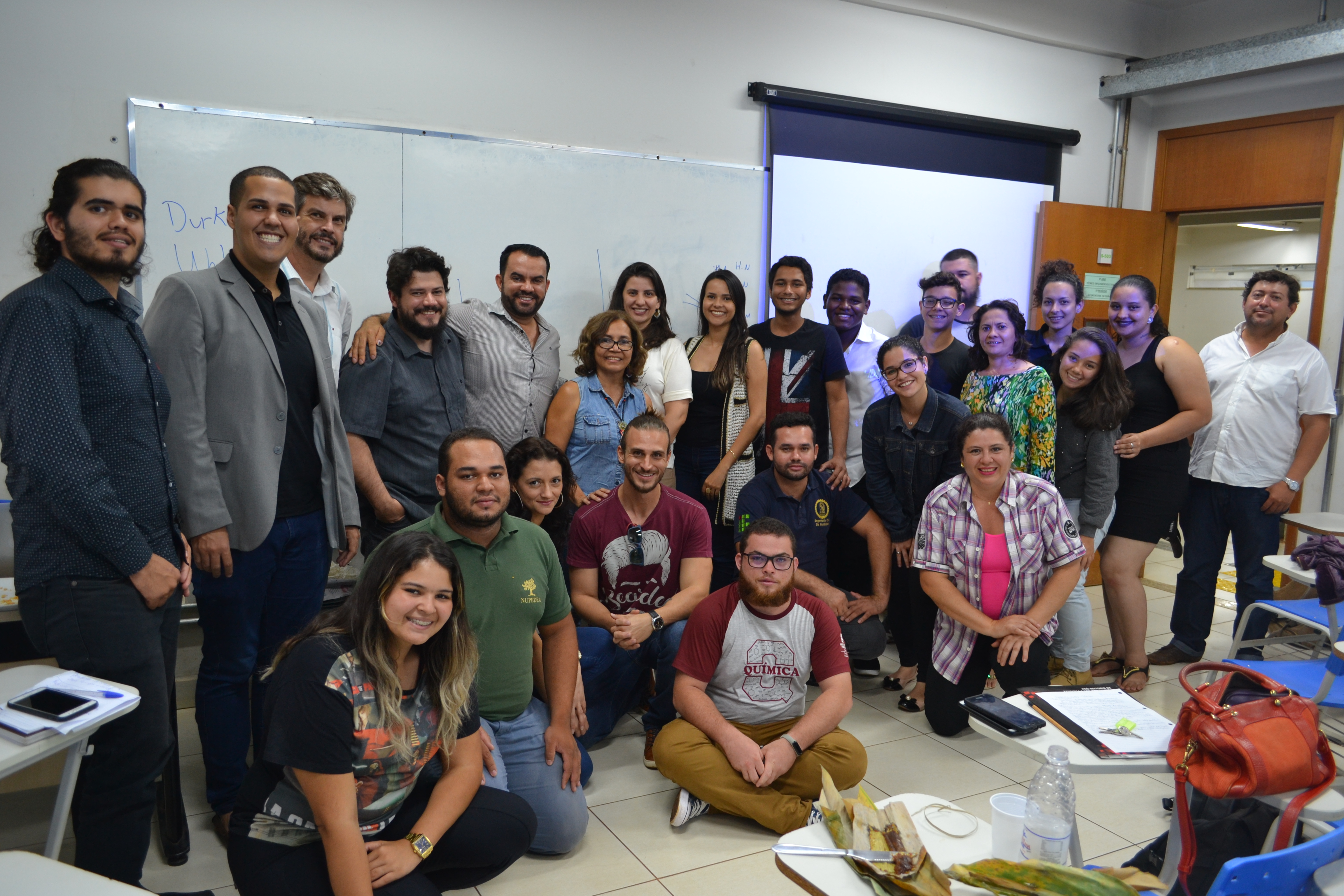 Professora Zully Lópes com alunos e servidores do IFG e UEG