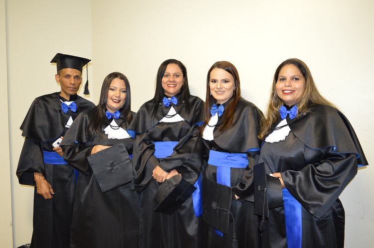 Luiz Marcos, Kamilla Pereira, Mariana de Souza, Elis Regina e Renata Marli de Sousa, formandos do curso superior em Tecnologia em Hotelaria Luiz Marcos, Kamilla Pereira, Mariana de Souza, Elis Regina e Renata Marli de Sousa, formandos do curso superior em Tecnologia em Hotelaria