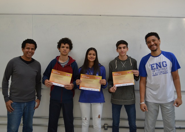 Prof. Rogério e o chefe do Departamento de Áreas Acadêmicas, Jucélio Costa, junto aos estudantes