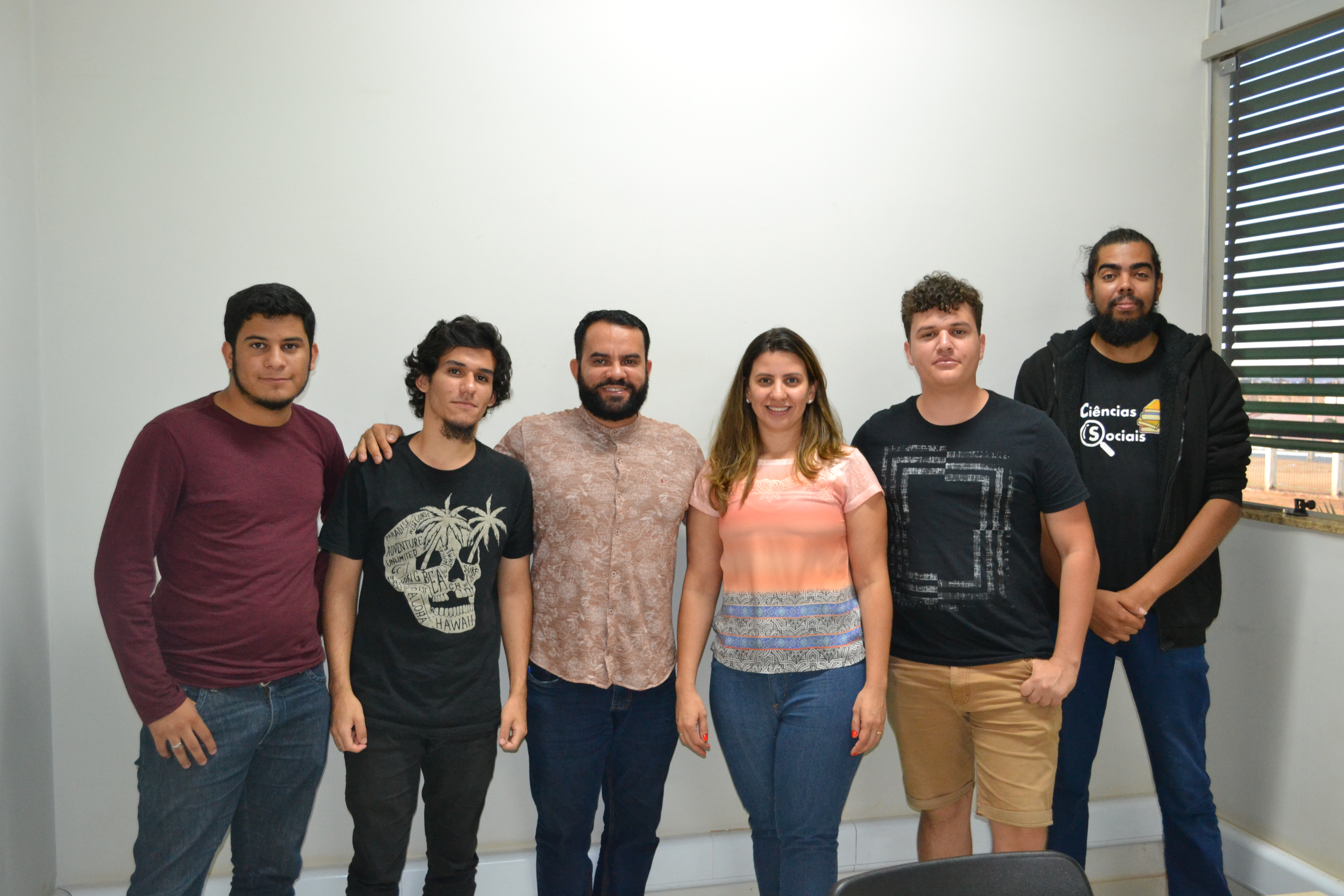 Alguns alunos participantes do Desafio com a diretora-geral do Câmpus Elza Gabriela e o titular da GEPEX, Alessandro Oliveira