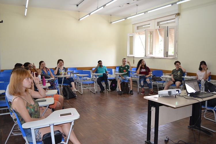 Alunos são estimulados a fazerem os sinais levando em consideração a expressividade corporal Alunos são estimulados a fazerem os sinais levando em consideração a expressividade corporal