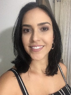 Fotografia de rosto: cabelo castanho, liso, na altura dos ombros, morena clara e olhos castanhos