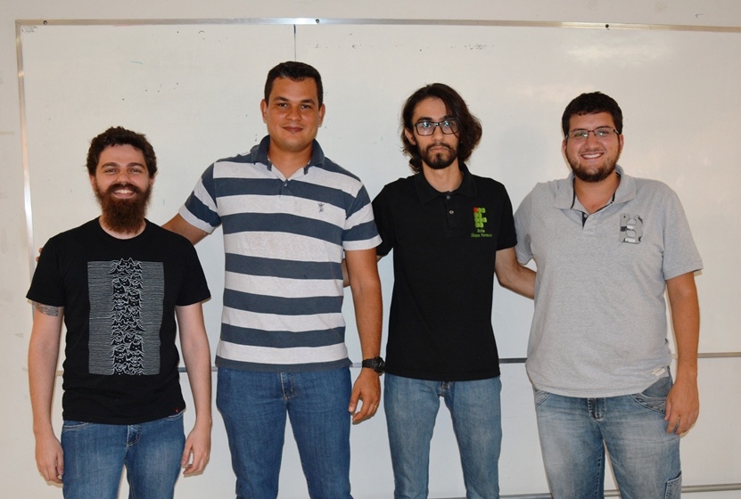 Matheus de Carvalho Sobrinho com membros da banca examinadora, participantes da primeira banca de TCC de TADS