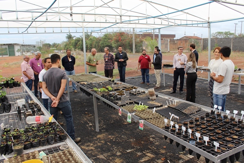 Visitantes conhecem a Casa de Vegetação e os trabalhos realizados nela