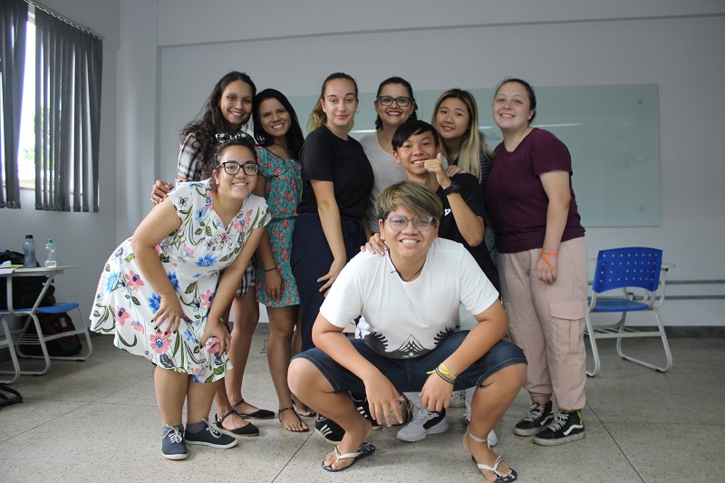Intercambistas da Tailândia, Hong Kong, Alemanha e Itália, que estão no IFG - Câmpus Aparecida de Goiânia pelo AFS, com professora e alunas do curso de Letras do Câmpus Goiânia