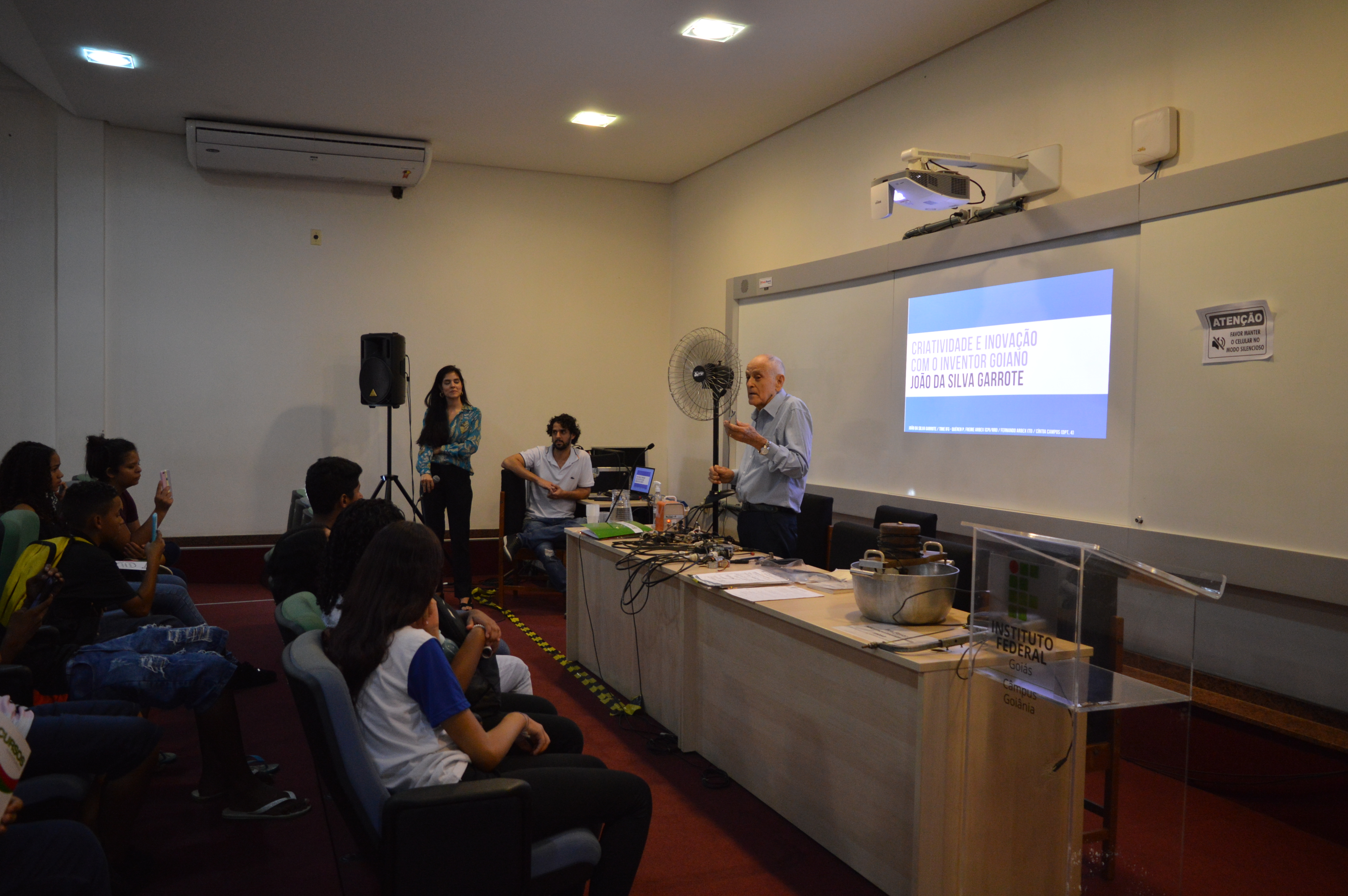 João da Silva Garrote durante palestra sobre suas invenções na Secitec 2022