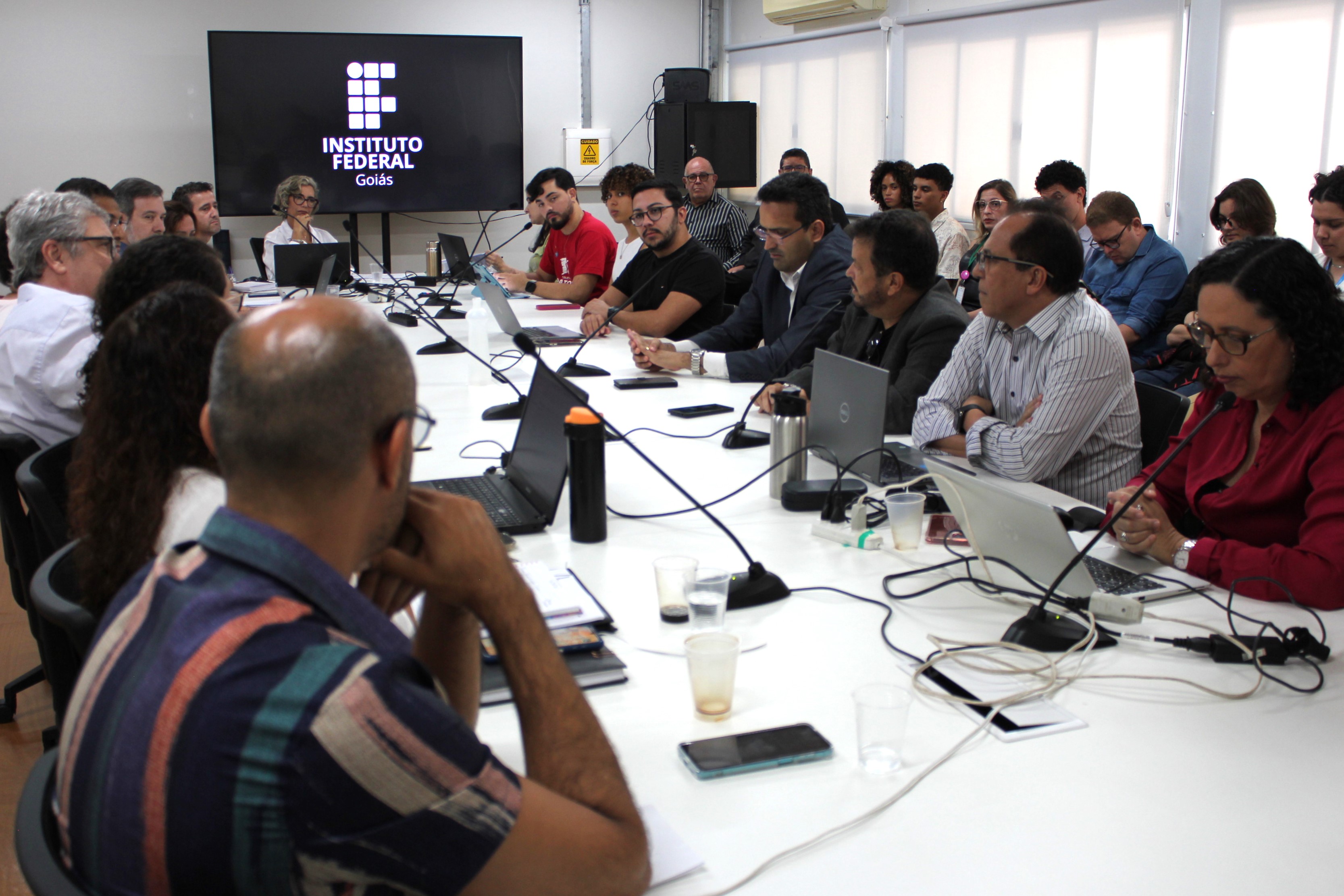 Conselheiros eleitos compuseram a mesa, junto com a reitora