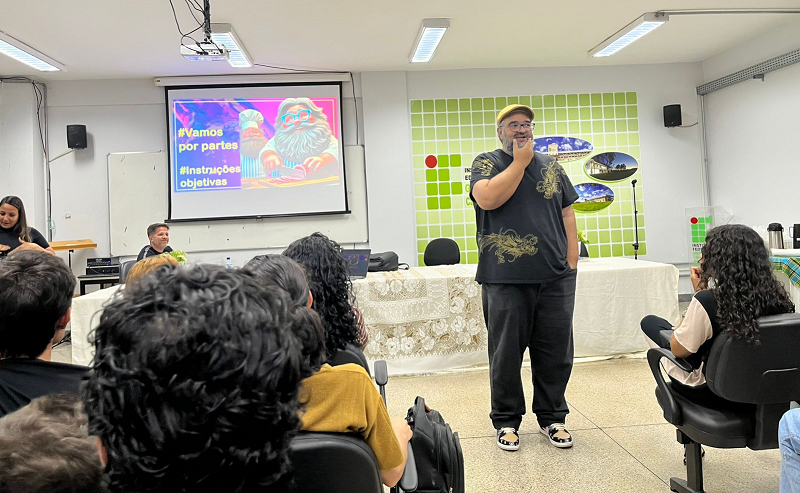 Diretor de Ensino Técnico na Reitoria do IF Goiano, professor Rogério Justino, na palestra de abertura das comemorações pelos dez anos de implantação do curso de Pedagogia Bilíngue do IFG