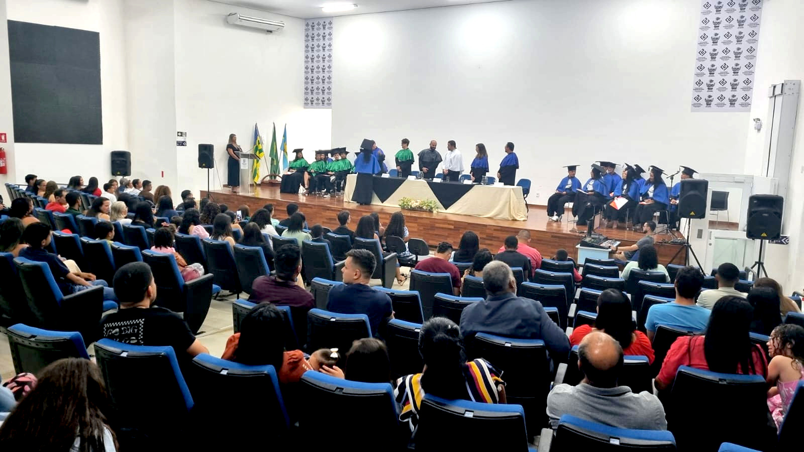 Familiares, amigos e servidores assistem à solenidade