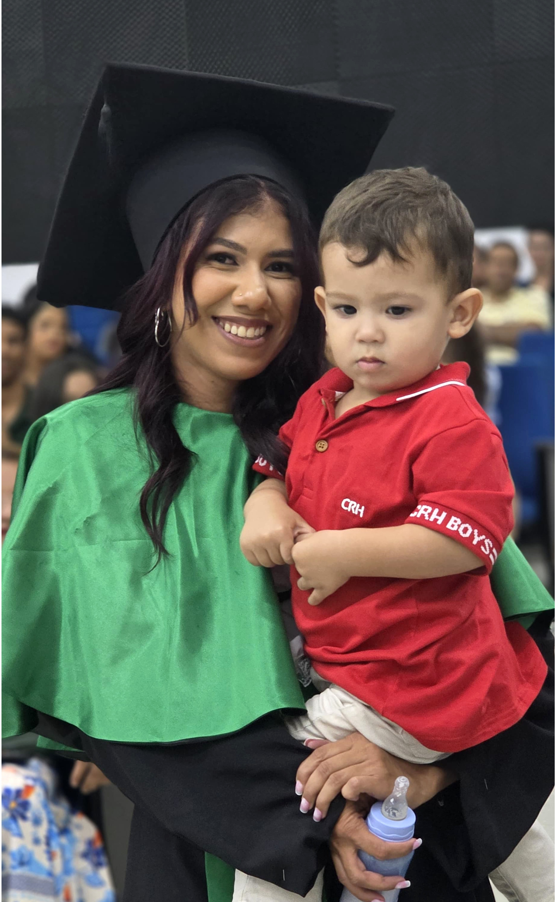 Lauanna Felix entra com o filho na cerimônia