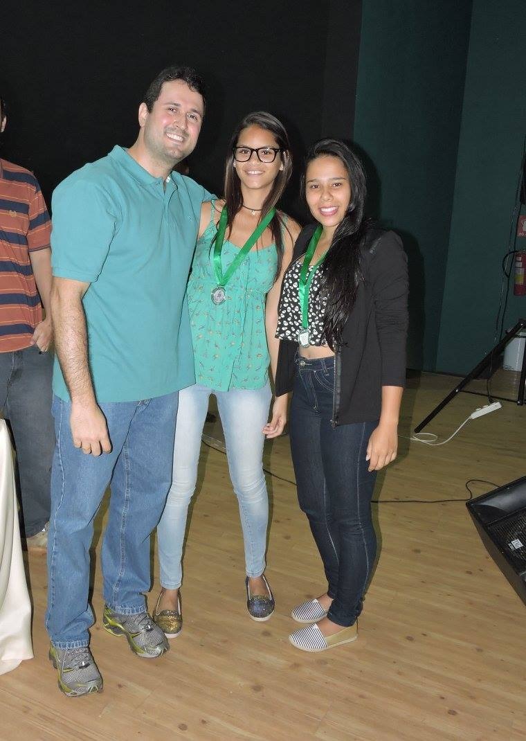 Ingrid e colega recebem medalhas do JIF-GO