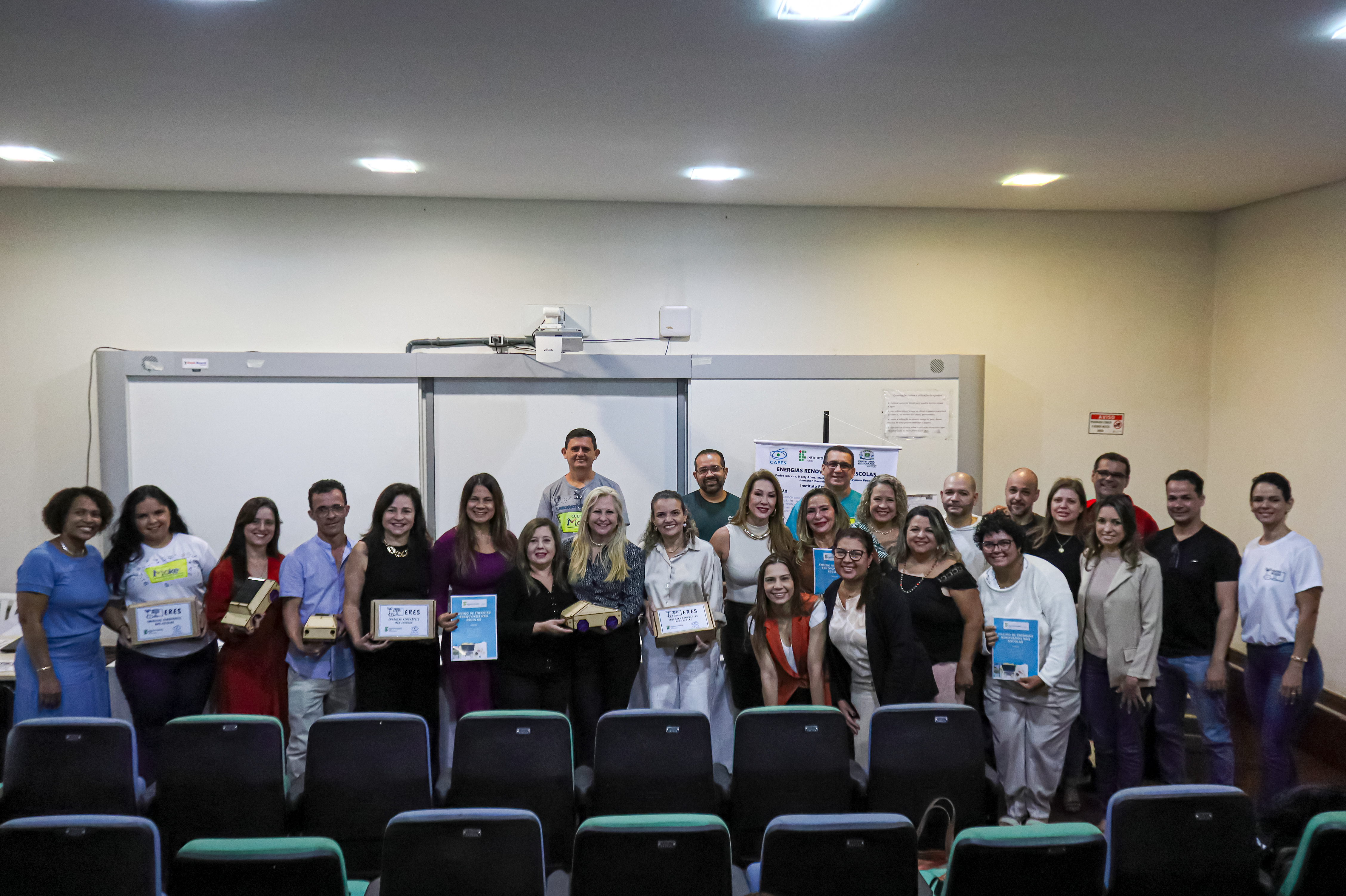 A equipe da Secretaria Municipal de Educação de Goiânia e professores de escolas municipais participaram da solenidade de entrega dos kits de objetos educacionais durante evento na Cinemateca do Câmpus Goiânia.