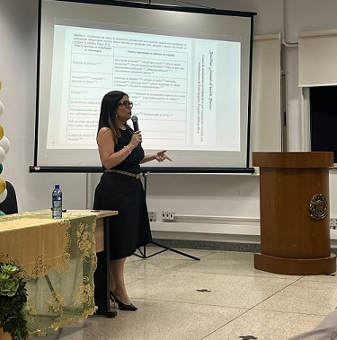 Palestra da psicóloga do CAPS, Daniela Oliveira de Mesquita, com o tema "O estresse e a exaustão emocional no cuidado e estratégias para a redução dos impactos na saúde mental dos profissionais de saúde"