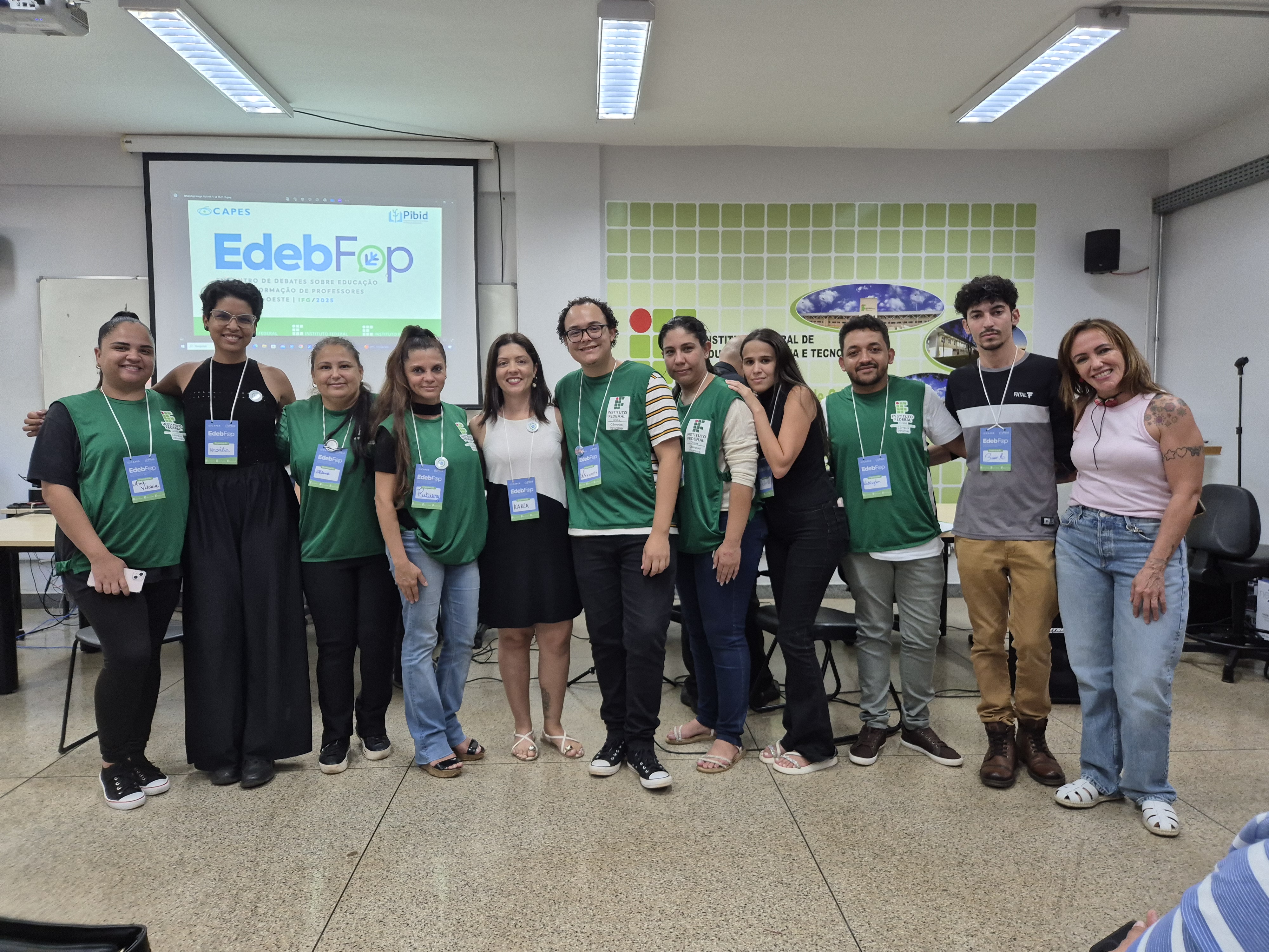 Organizadores e monitores do EdebFop na cerimônia de encerramento do evento. Foto da home: Representante do IFMT, Douglas Sete; representante do IFB, Maria del Pilar; coordenadora do EdebFop/IFG, Karla Cassiano; coordenadora Pibid/IFG, Aleir Tenório; pró-reitora de Ensino/IFG, Maria Valeska Viana.
