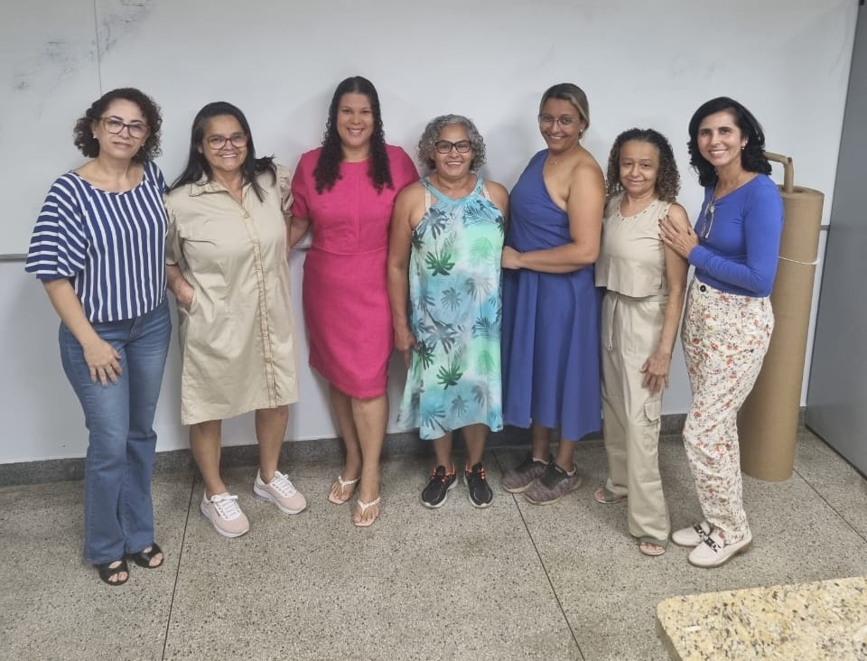 Estudantes da última edição de estágio interno do curso Técnico em Modelagem do Vestuário com professoras orientadoras