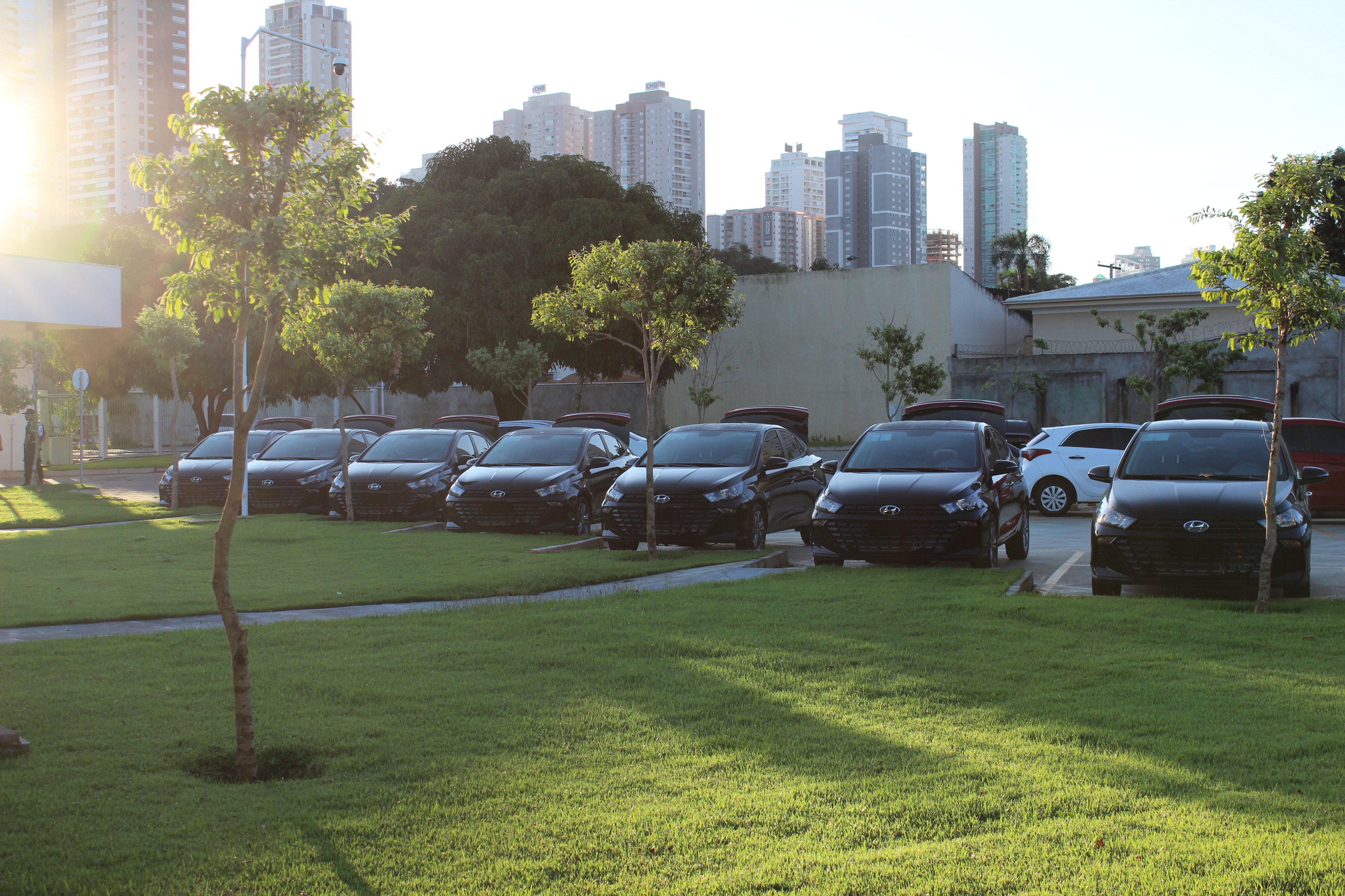 Parte da frota de carros estacionada na Reitoria do IFG