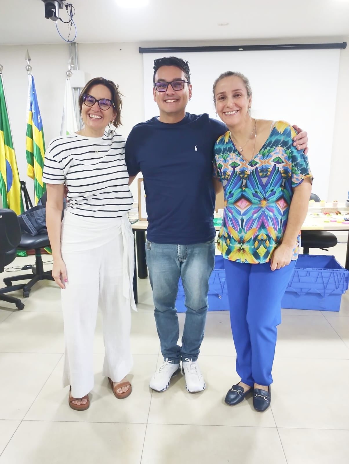 Professor Diego ladeado de promotoras da formação