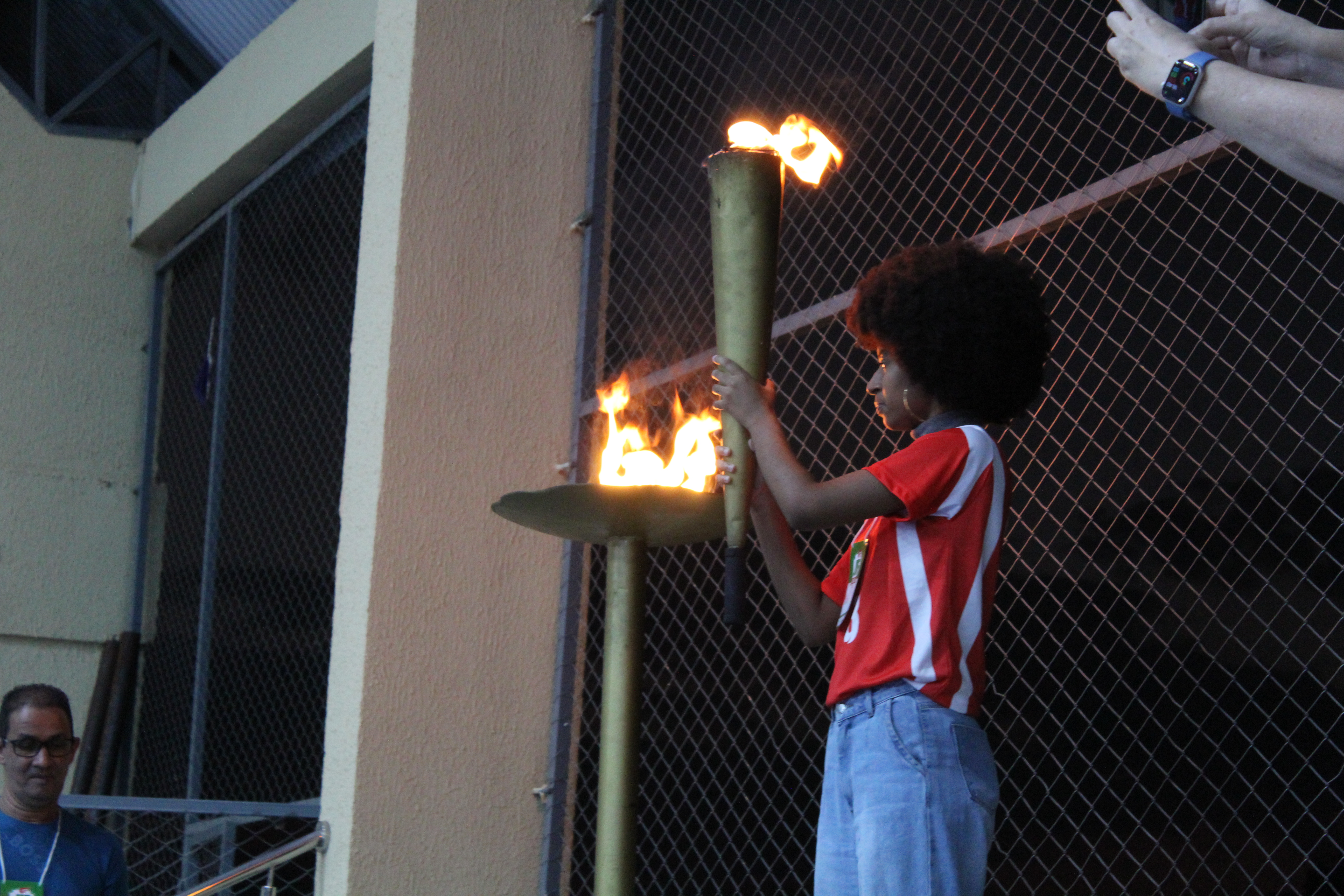 Aluna do Câmpus Senador Canedo, Sara Conceição Souza, acende a pira olímpica do JIF Goiás 2025