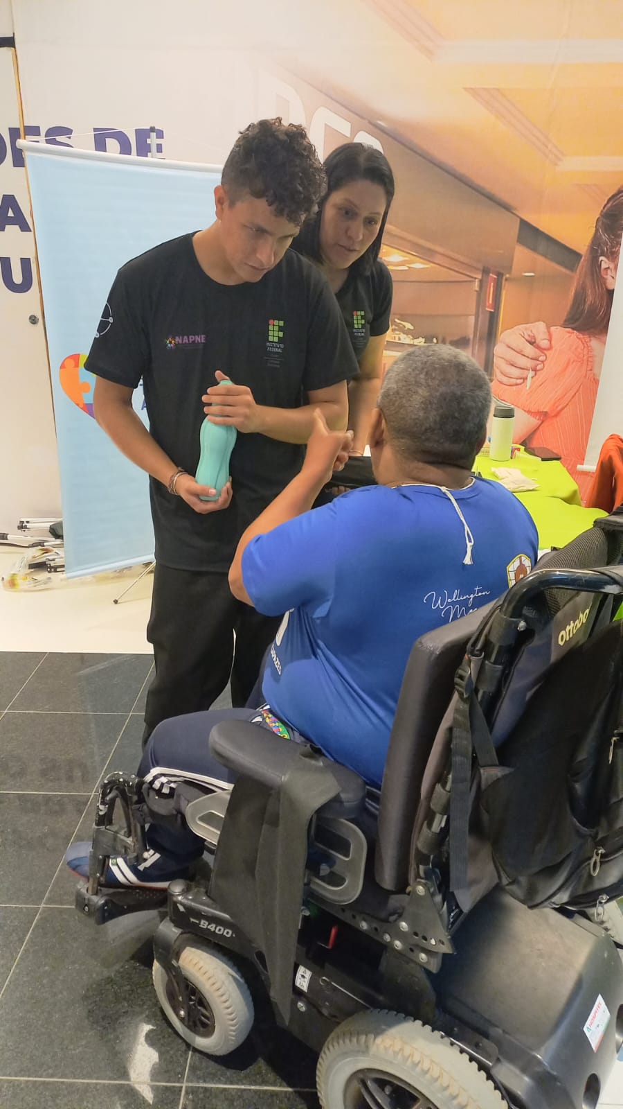 Equipe Napne atende visitantes do estande