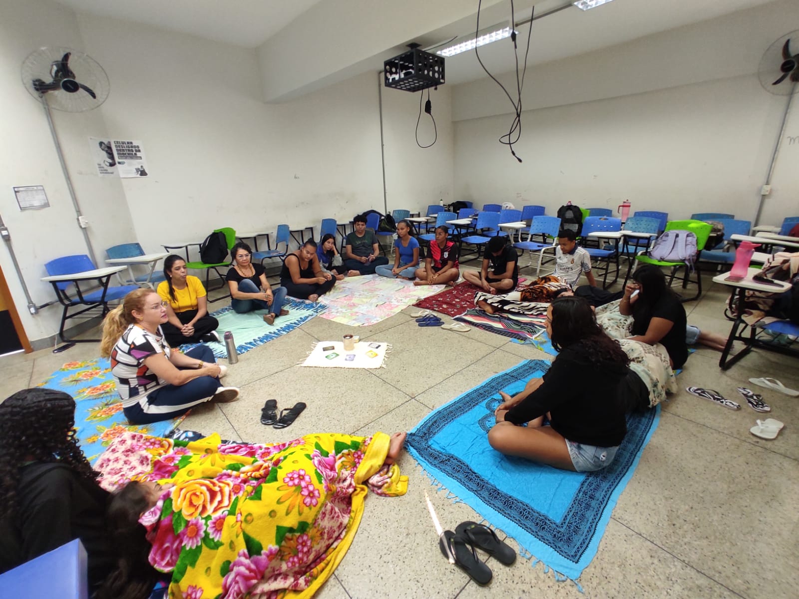 Conversa entre os estudantes do Ensino Médio conduzida pela psicóloga Cláudia Trindade e a assistente social Euzamar Ribeiro 