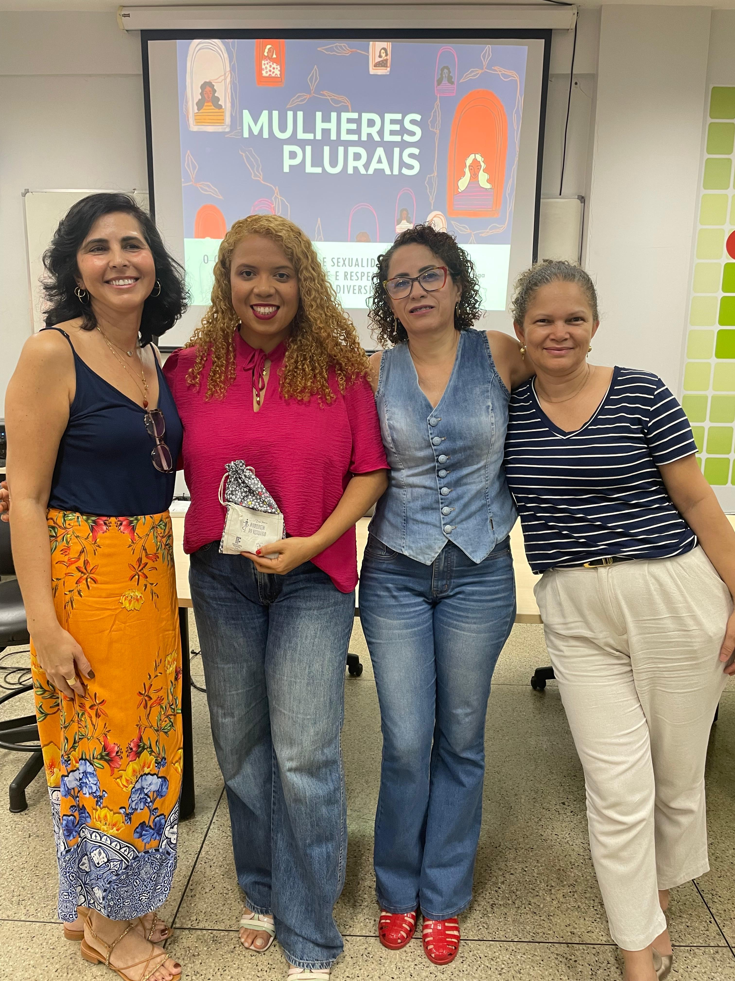 Professoras Yane, Keith, Elisângela e a pedagoga Etevalda