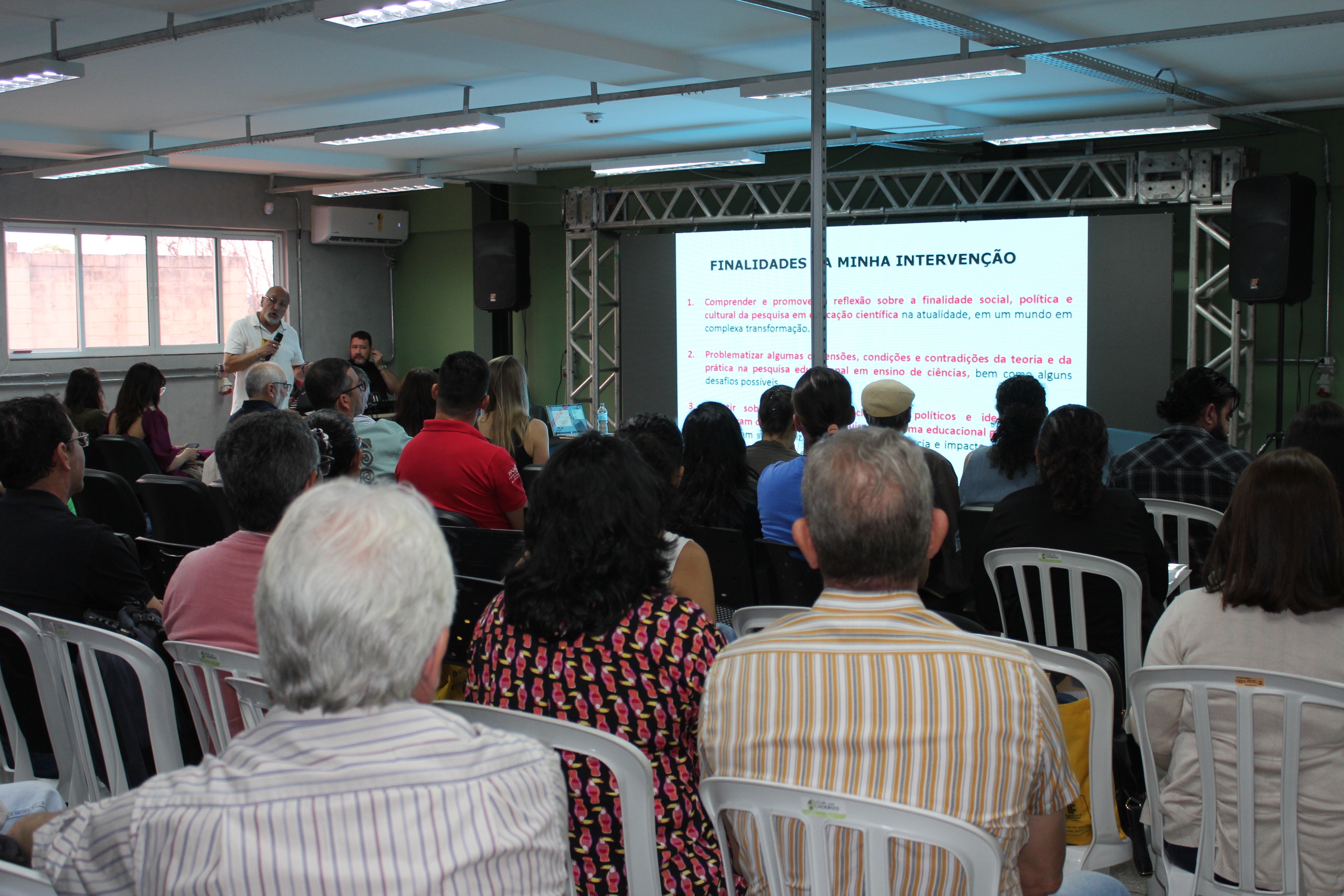 Participantes do CinterPós/Eipós durante a conferência do professor Mario Quintanilla Gática
