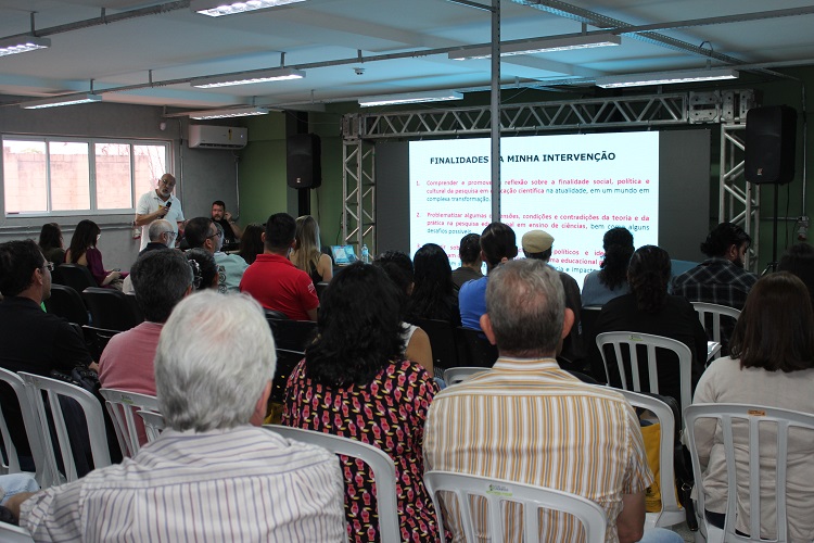 Participantes do CinterPós/Eipós durante a conferência do professor Mario Quintanilla Gática