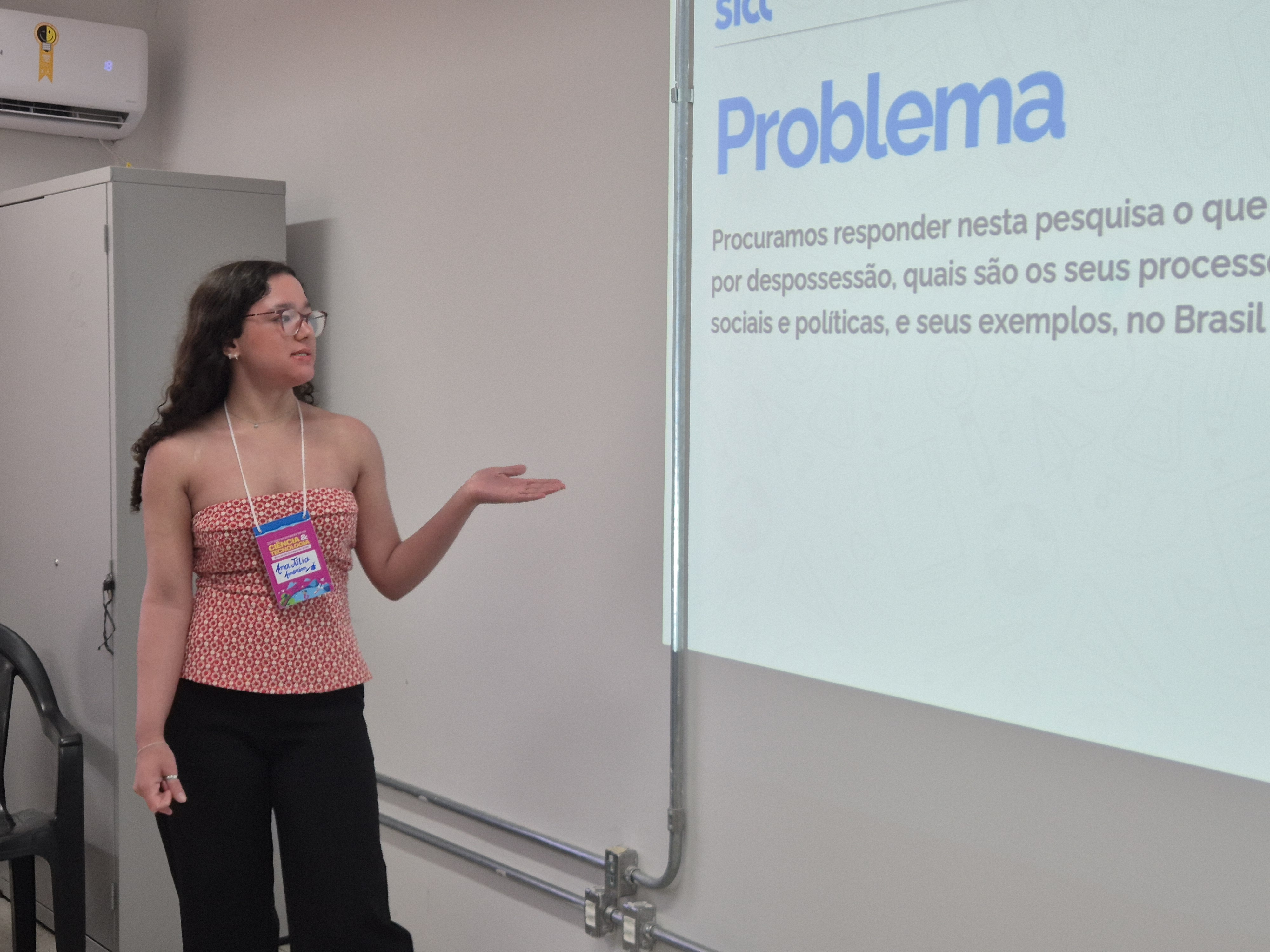 Ana Júlia Amorim Silva, aluna do Câmpus Aparecida de Goiânia, na apresentação de sua pesquisa no SICT