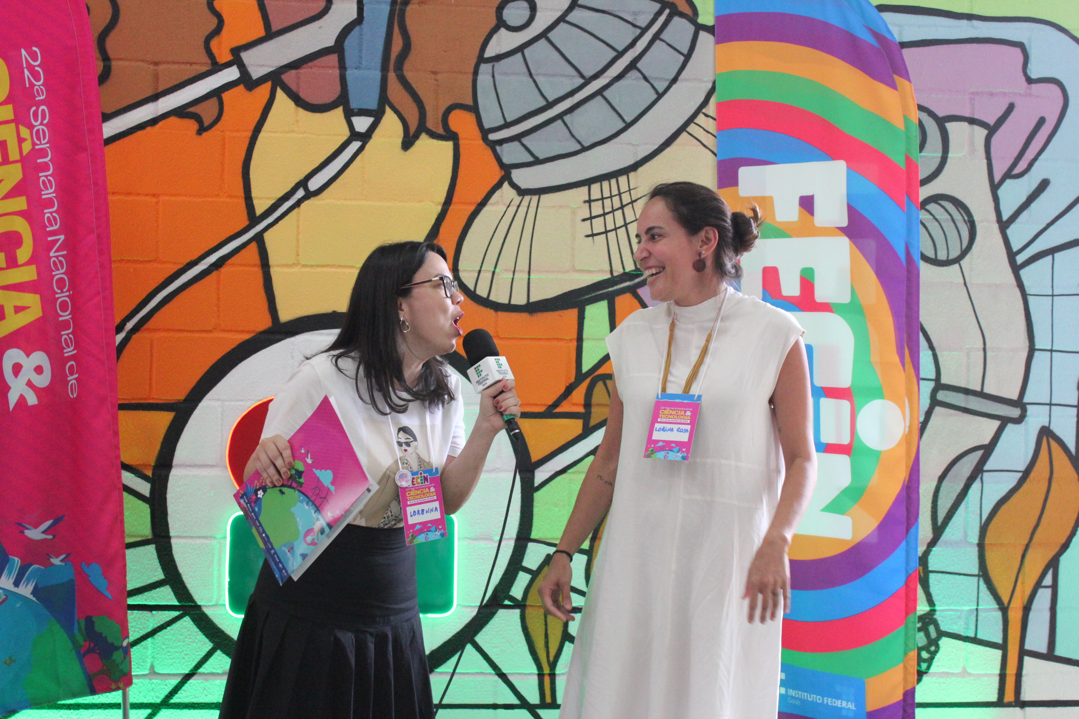 Pró-reitora de Pesquisa e Pós-Graduação, Lorena Rosa (à direita); e diretora de Pesquisa e Inovação, Lorenna Costa, durante a solenidade de premiação da 2º Fecin