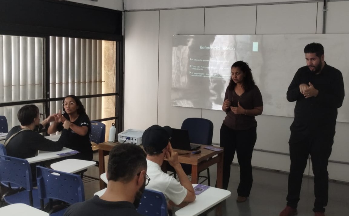 Tradução em Libras-Tátil para surdo-cegos (à esquerda) e em Libras (à direita), em apresentação feita pela servidora Cátia Dias Marques no III Encontro Latino-Americano de Línguas de Sinais