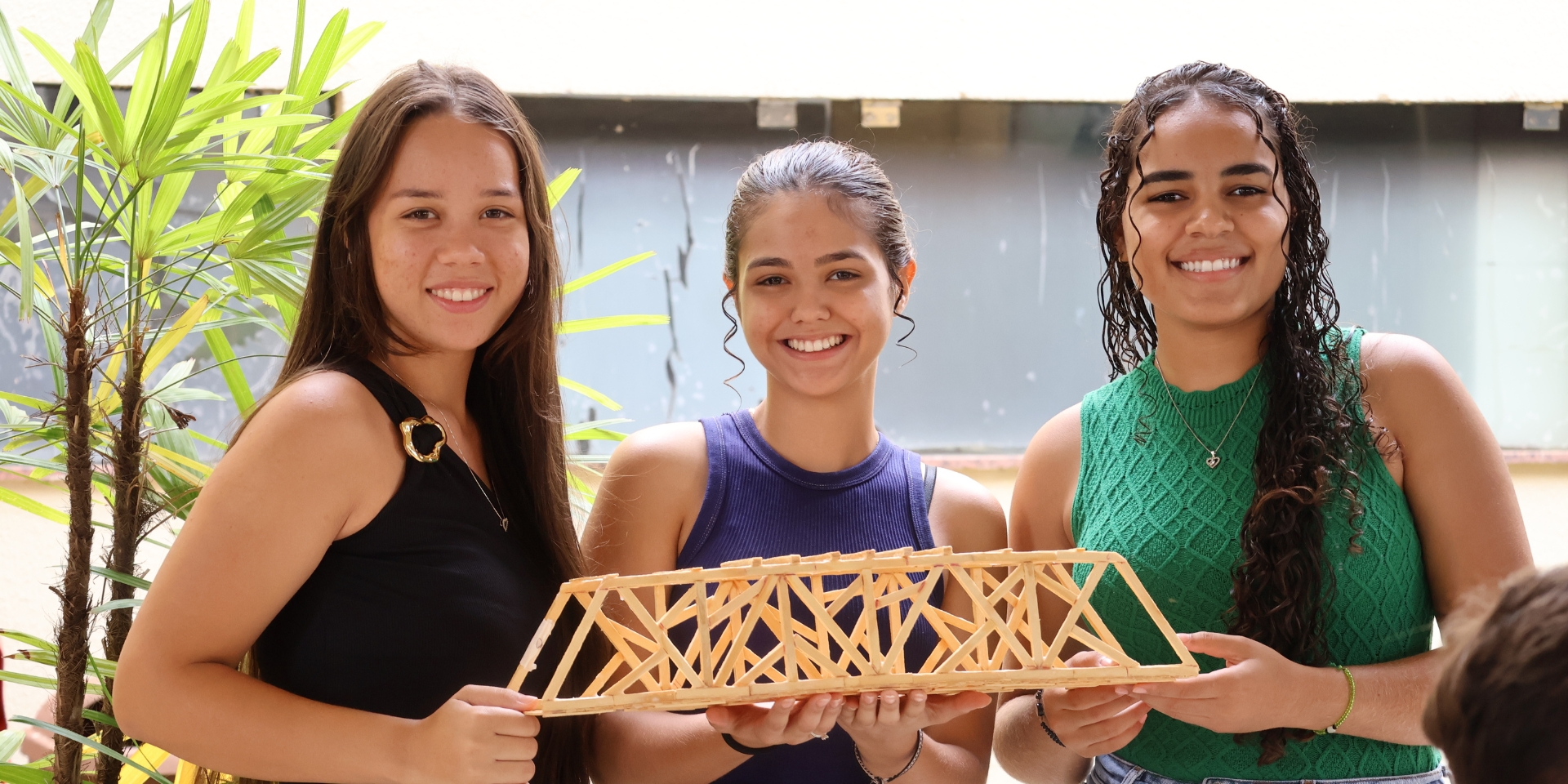 Estudantes com projeto submetido ao concurso de pontes com palito de picolé