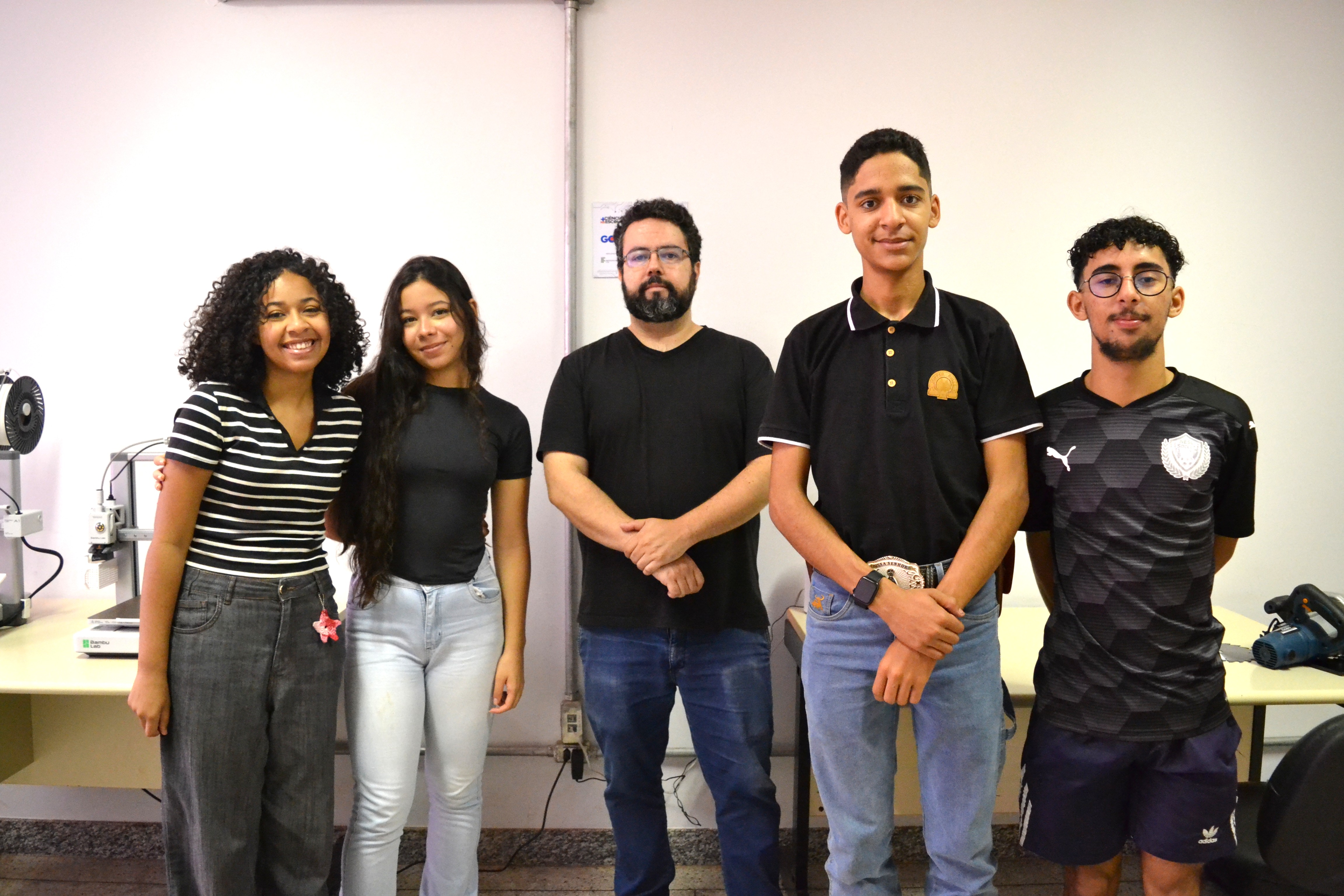 Coordenador Thiago Mureebe Carrijo e os estudantes bolsistas Agatha Beatriz Soeiro, Tamires Lima, Gabriel Fernandes Alves e Joaquim Paulino