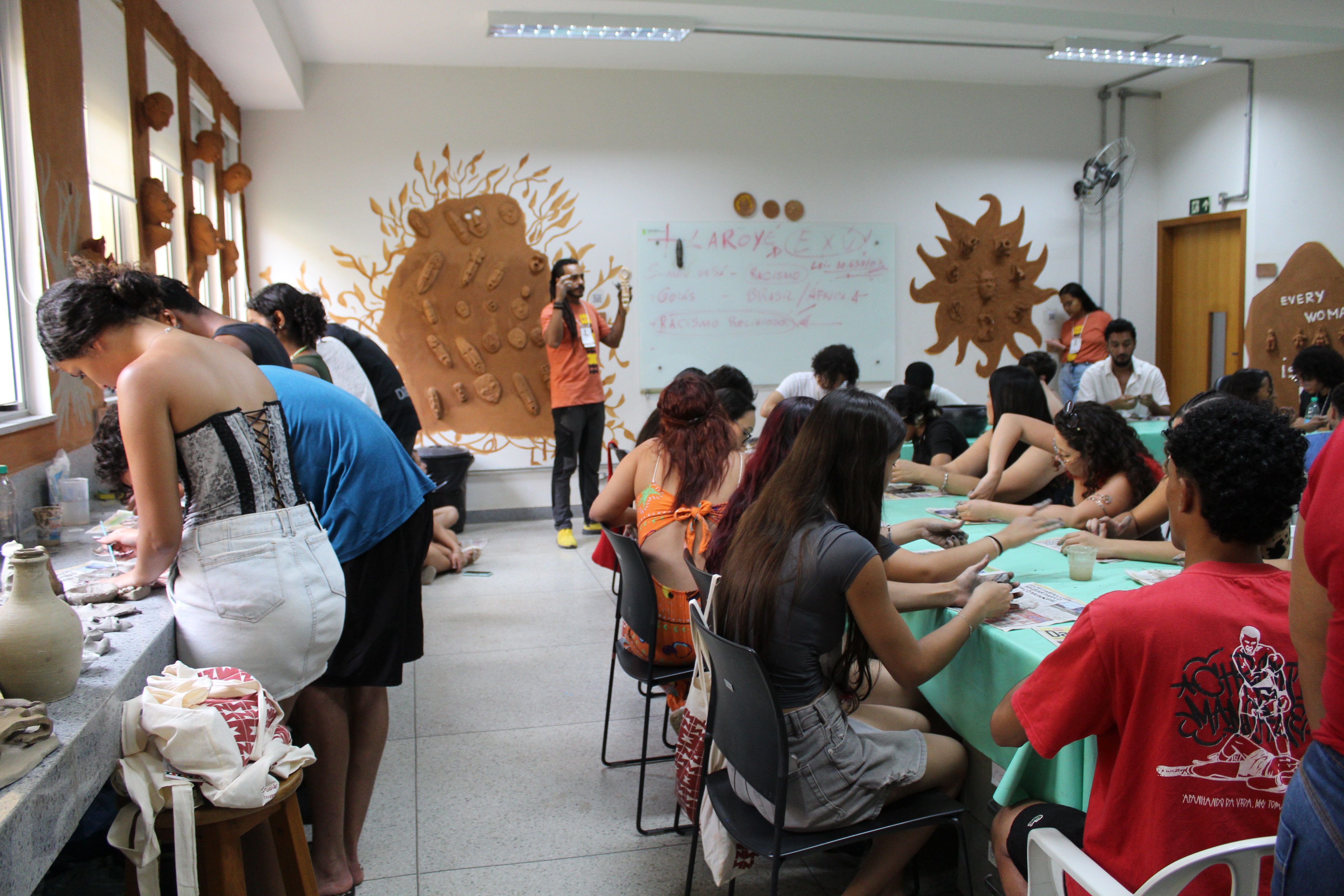 Na oficina "Máscaras afrogoianas" participantes literalmente colocaram a mão na massa