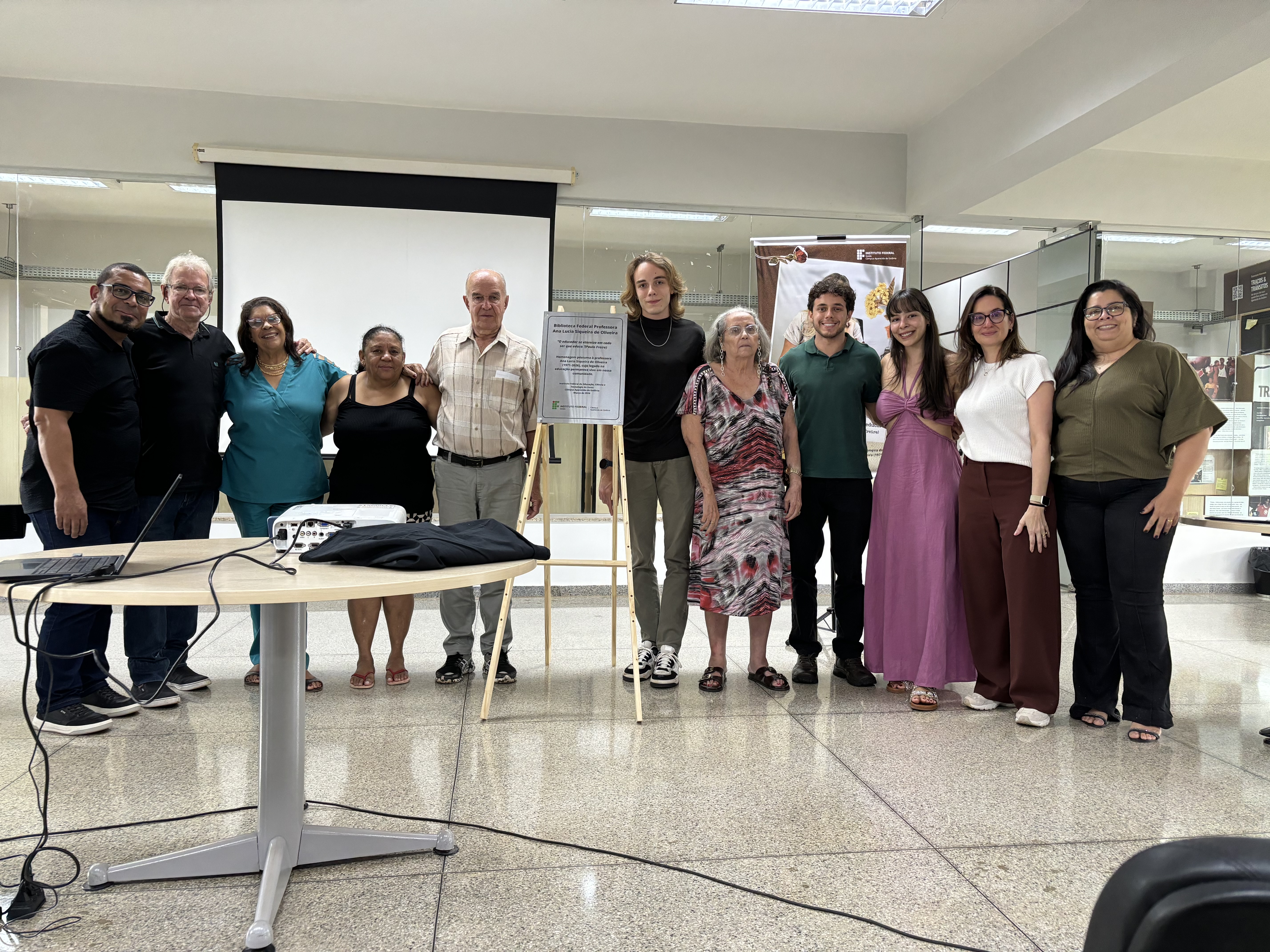 Gestores do IFG Aparecida, amigos e familiares de Ana Lucia Siqueira de Oliveira, após o descerramento da placa que será afixada na Biblioteca com o nome da ex-diretora