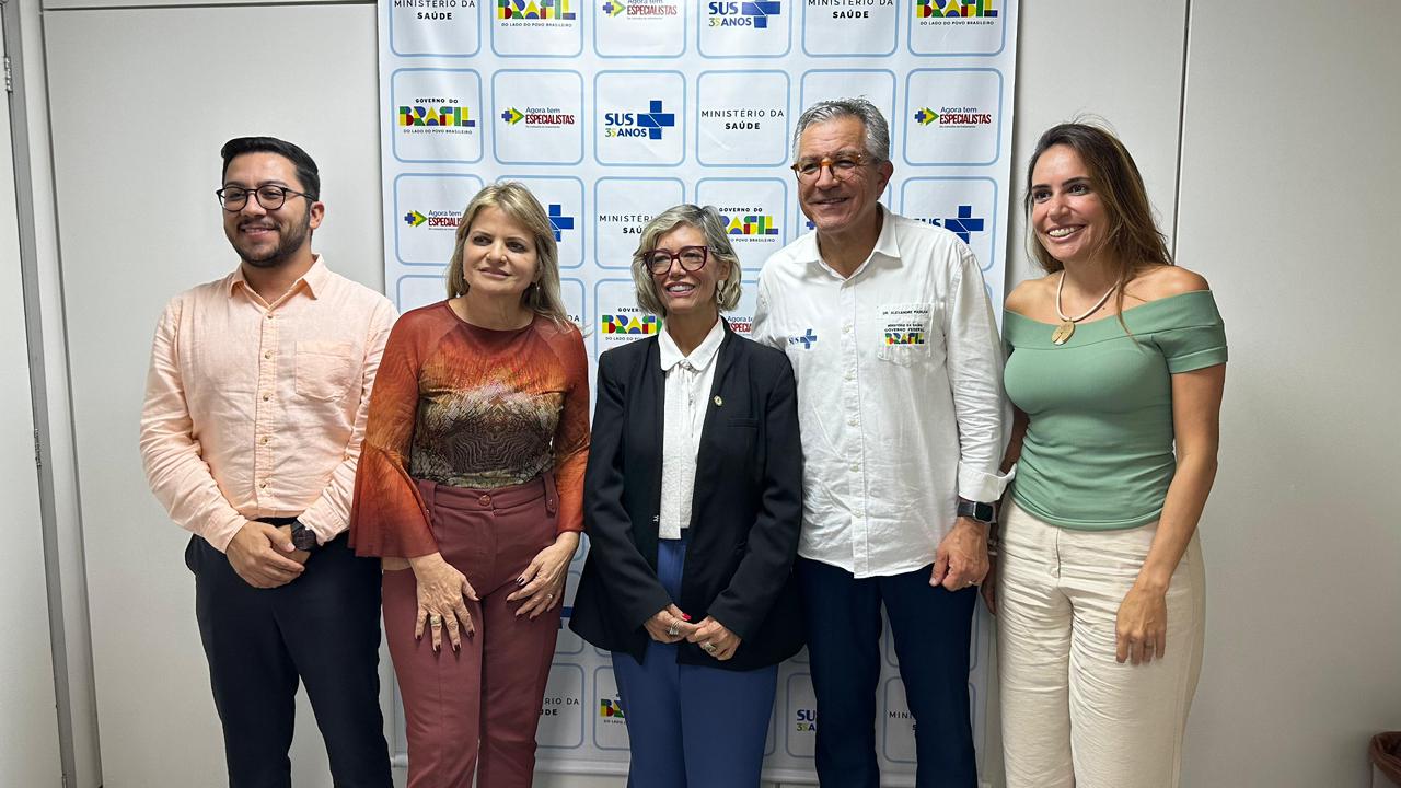 Diego Xavier (Proad IFG), deputada federal Flávia Morais, reitora do IFG Oneida Irigon, Ministro da Saúda Alexandre Padilha e Lorena Rosa (Proppg IFG)