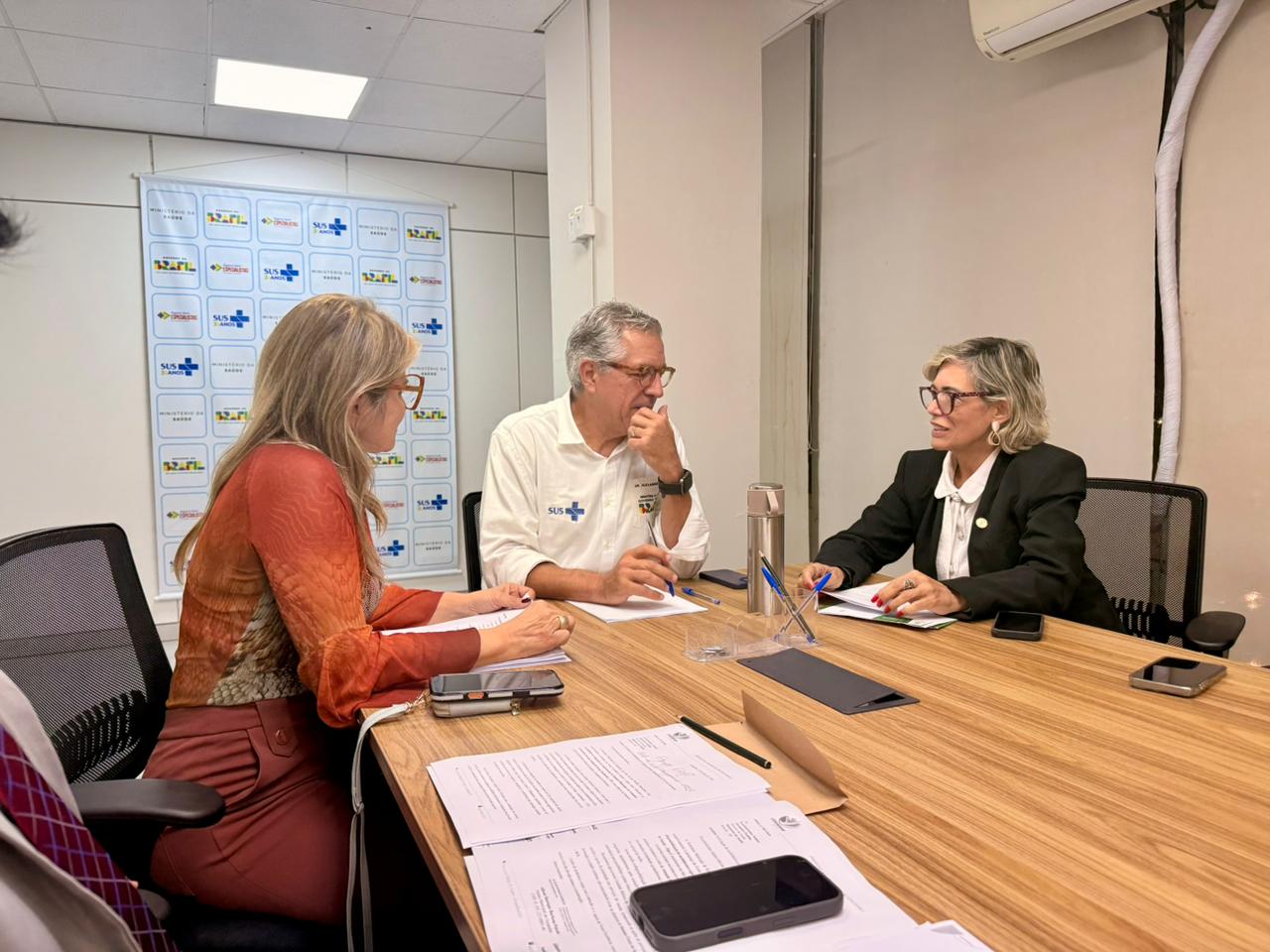 Diego Xavier (Proad IFG), deputada federal Flávia Morais, reitora do IFG Oneida Irigon, Ministro da Saúda Alexandre Padilha e Lorena Rosa (Proppg IFG)