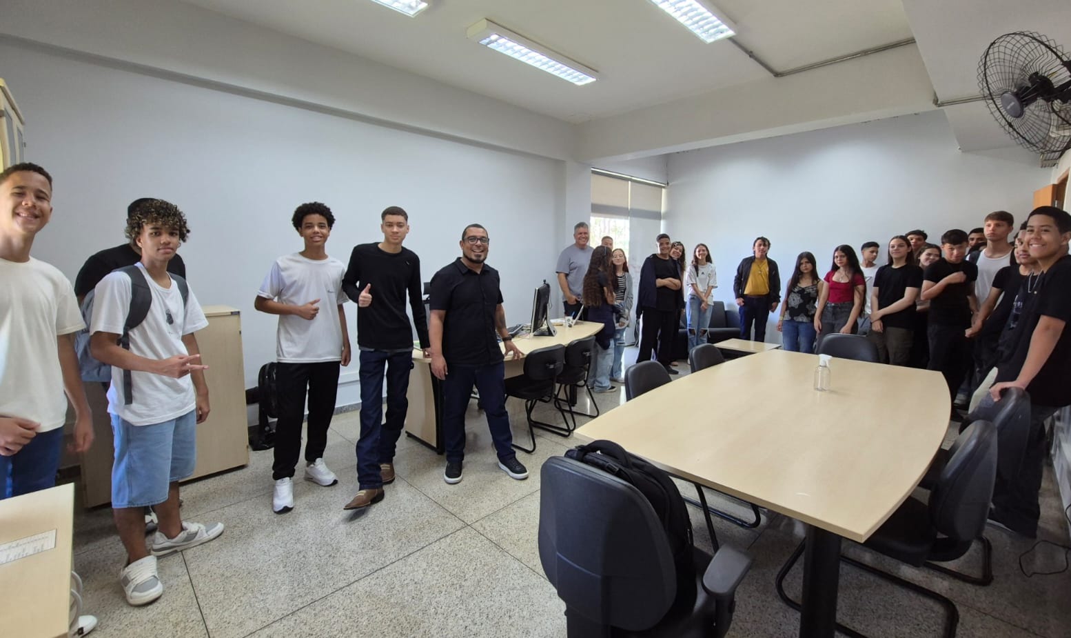 Calouros do curso Técnico em Edificações no gabinete do diretor-geral, professor Marcos Flávio Mércio de Oliveira, no primeiro dia da Semana da Acolhida