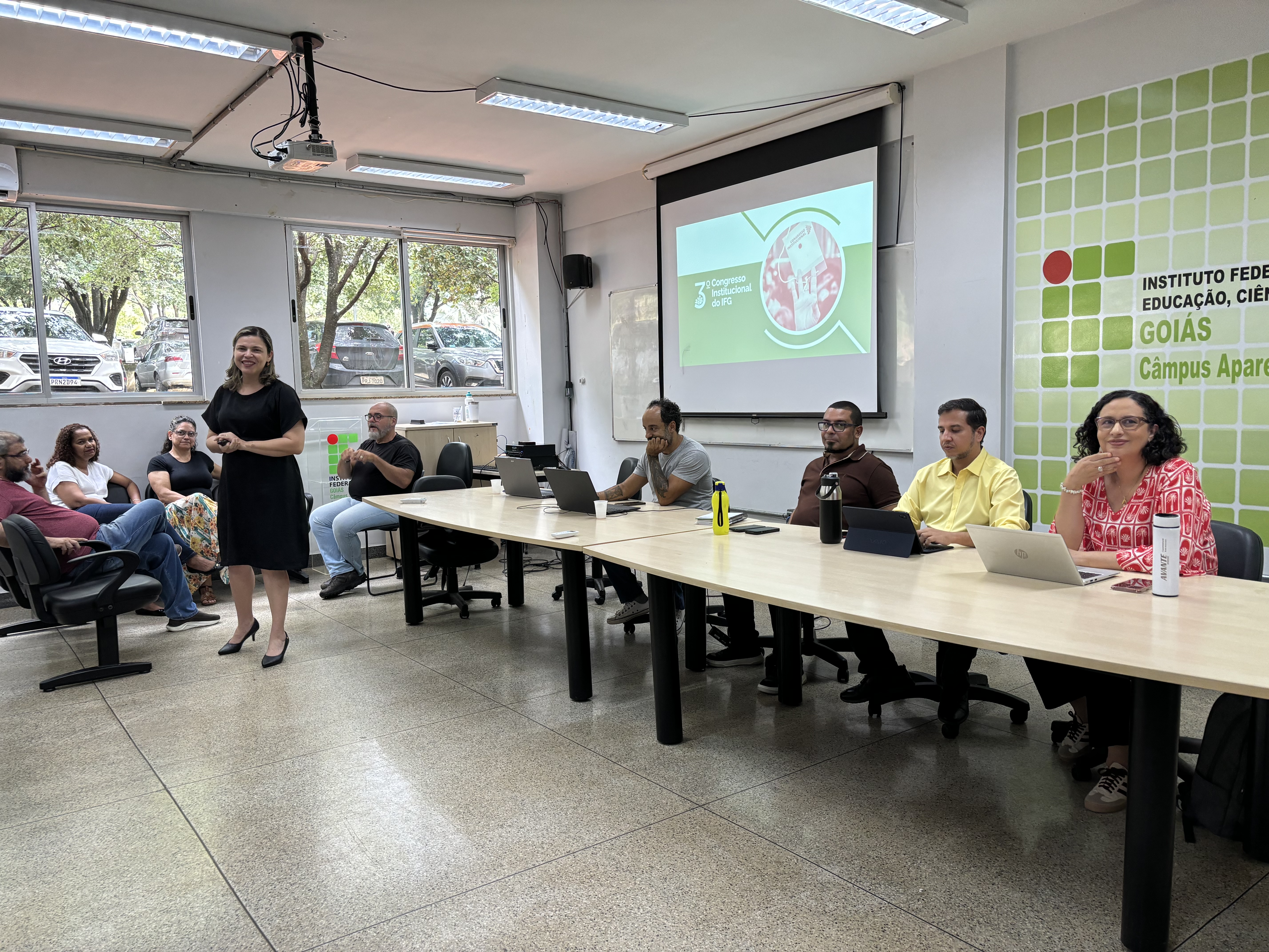 Coordenadora da Comissão Central do 3º Congresso Institucional do IFG, Priscylla Dietz, com integrantes da Comissão -- Reinaldo Reis (pró-reitor de Extensão), Kátia Cilene Fernandes e Vinícius Carvalhaes (diretores-gerais dos câmpus Anápolis e Goiânia). O diretor-geral do Câmpus Aparecida de Goiânia, Marcos Flávio de Oliveira, também integrou a mesa da reunião