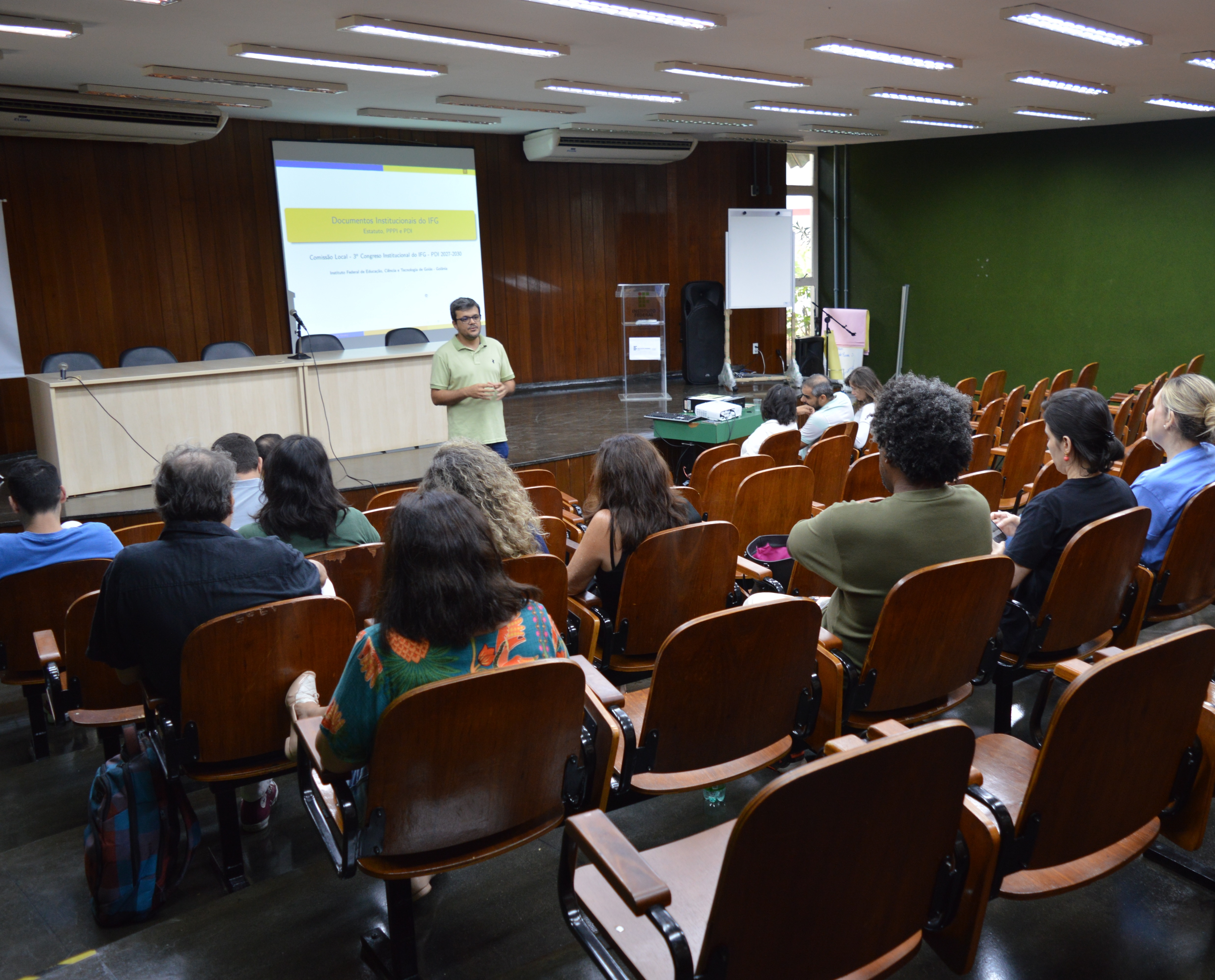 A comissão local do 3º Congresso Institucional do IFG promoveu nesta quinta-feira, 9 de abril, seminário formativo com servidores e estudantes do Câmpus Goiânia, no auditório Demartin Bizerra.
