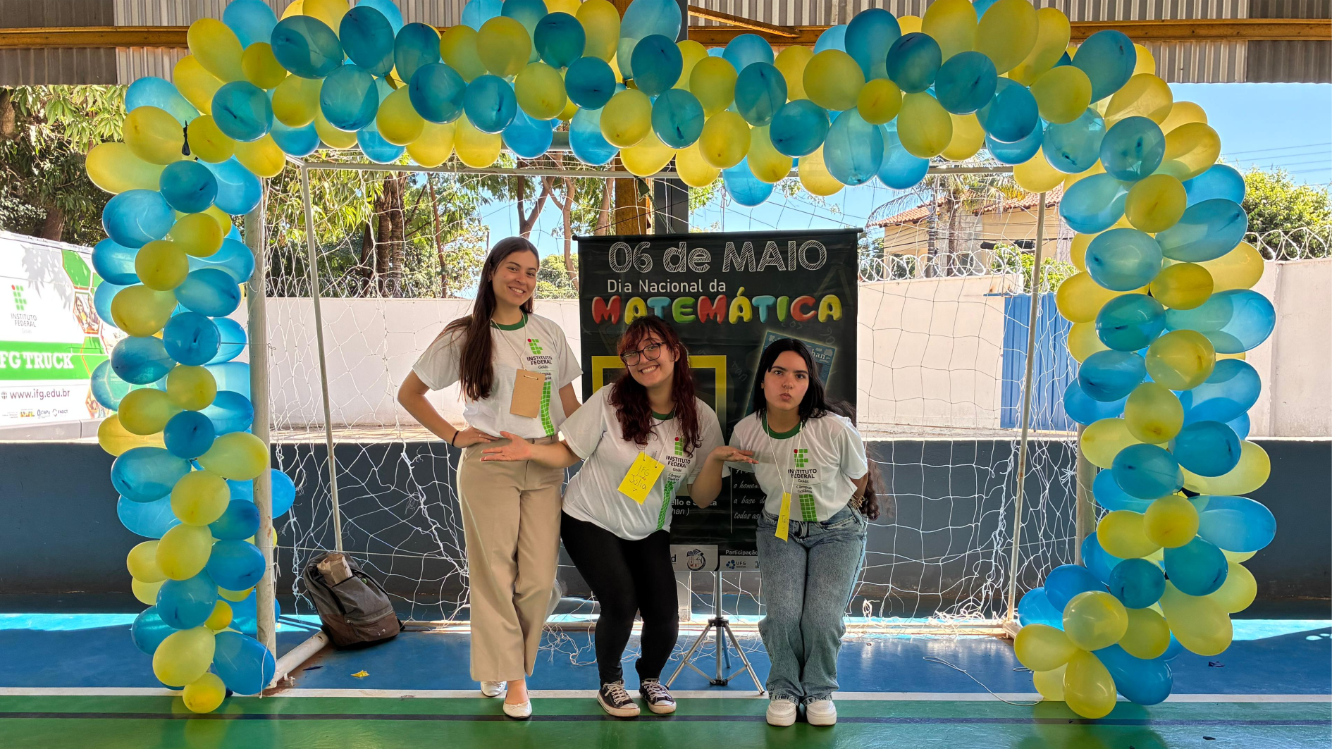 Estudantes bolsistas do Pibid-IFG durante ação realizada no dia 5/5