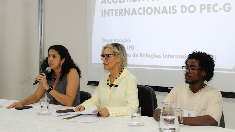 Professora Fernanda, na mesa de abertura, com a reitora do IFG, professora Oneida, e o estudante angolano, Carlos Januário