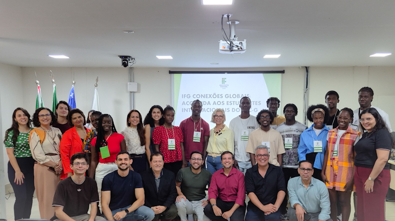 Equipe do IFG recebe estudantes angolanos