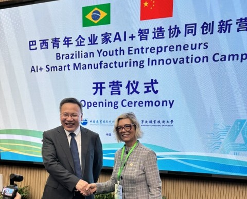 Professora Oneida com o presidente da Universidade Politécnica de Ningbo, professor WU Xiangpeng