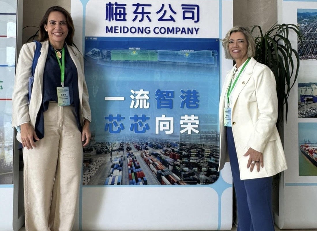 A reitora Oneida Irigon e a pró-reitora de Pesquisa e Pós-Graduação, Lorena Rosa, na visita ao porto de Ningbo