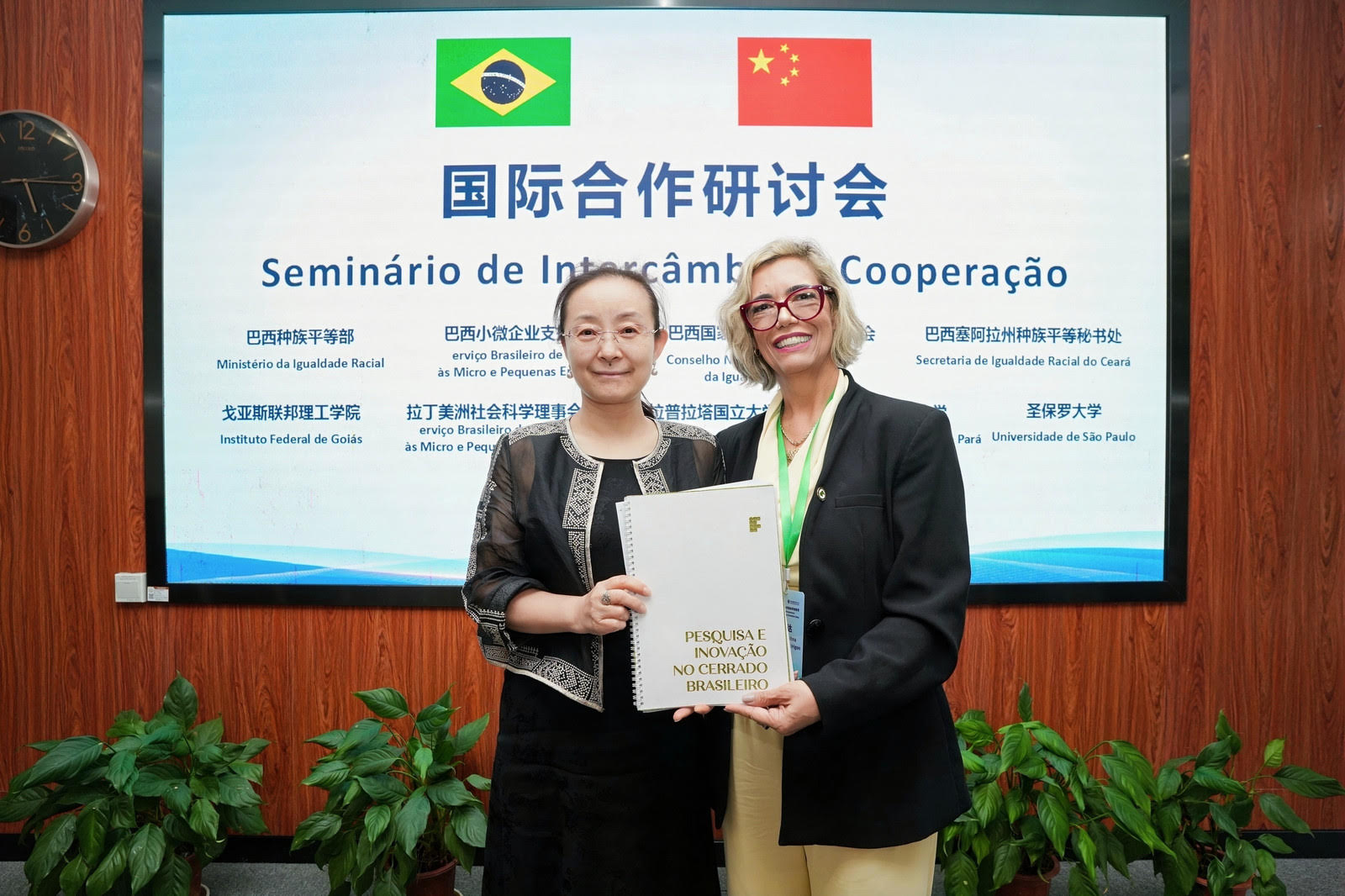 A vice-presidente da Universidade de Ningbo recebeu da reitora Oneida Irigon a minuta do memorando de entendimento