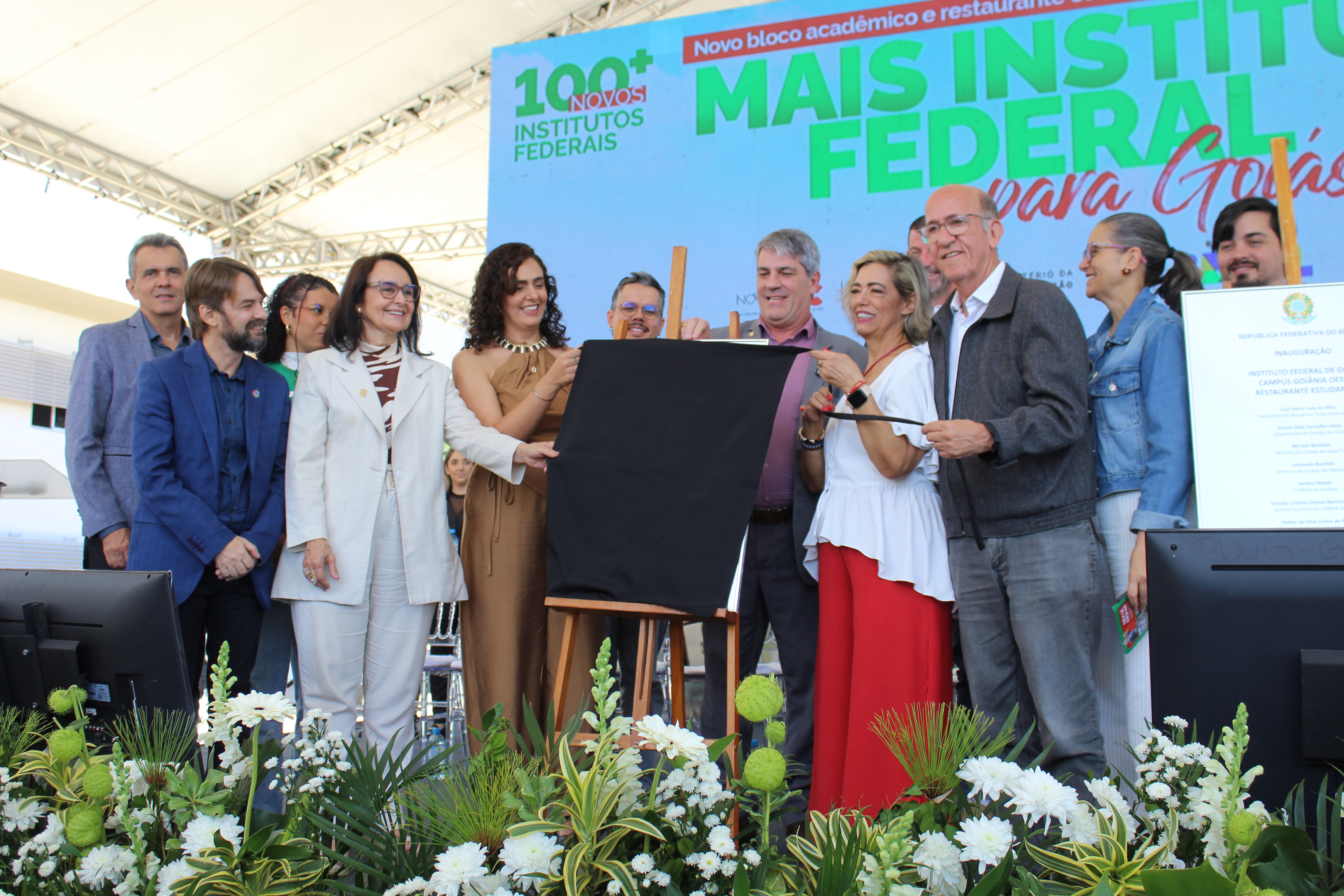Descerramento das placas de inauguração do bloco acadêmico e do centro cirúrgico, feito pelo secretário da Setec e pela reitora Oneida