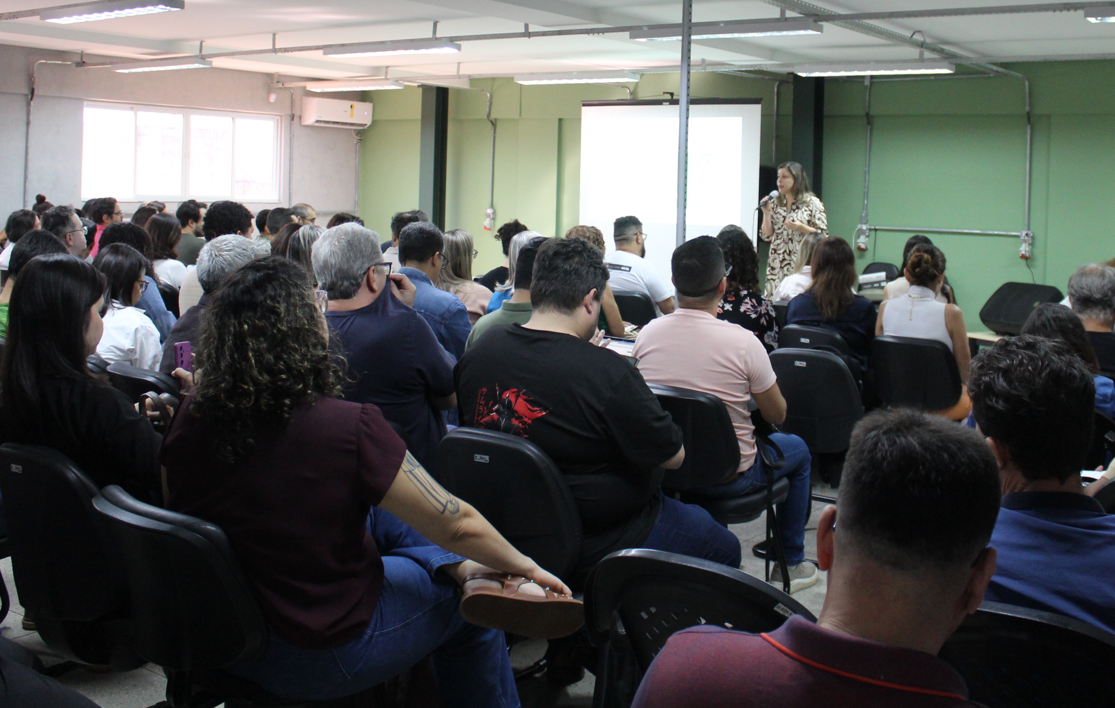 Servidores e estudantes que vão participar diretamente da Etapa 2 do 3º Congresso Institucional reúnem-se em Goiânia