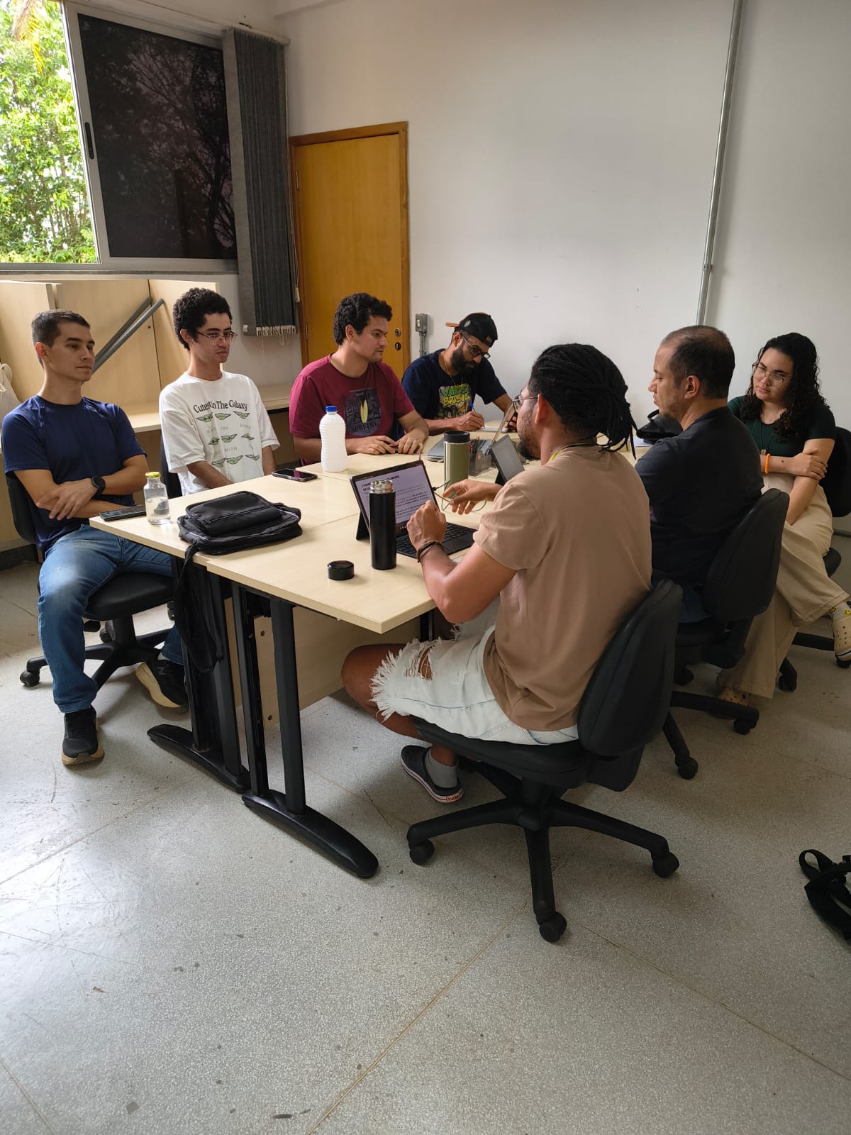 Estudantes da matemática junto aos professores Bruno e Mário em reunião durante a apresentação de palestra on-line Estudantes da matemática junto aos professores Bruno e Mário em reunião durante a apresentação de palestra on-line